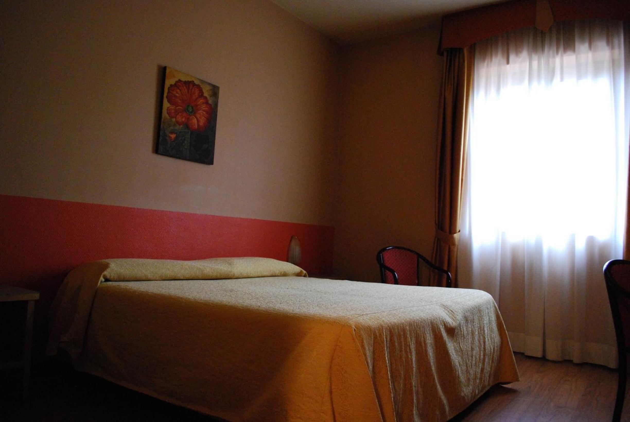 Standard Double or Twin Room - Photo 2