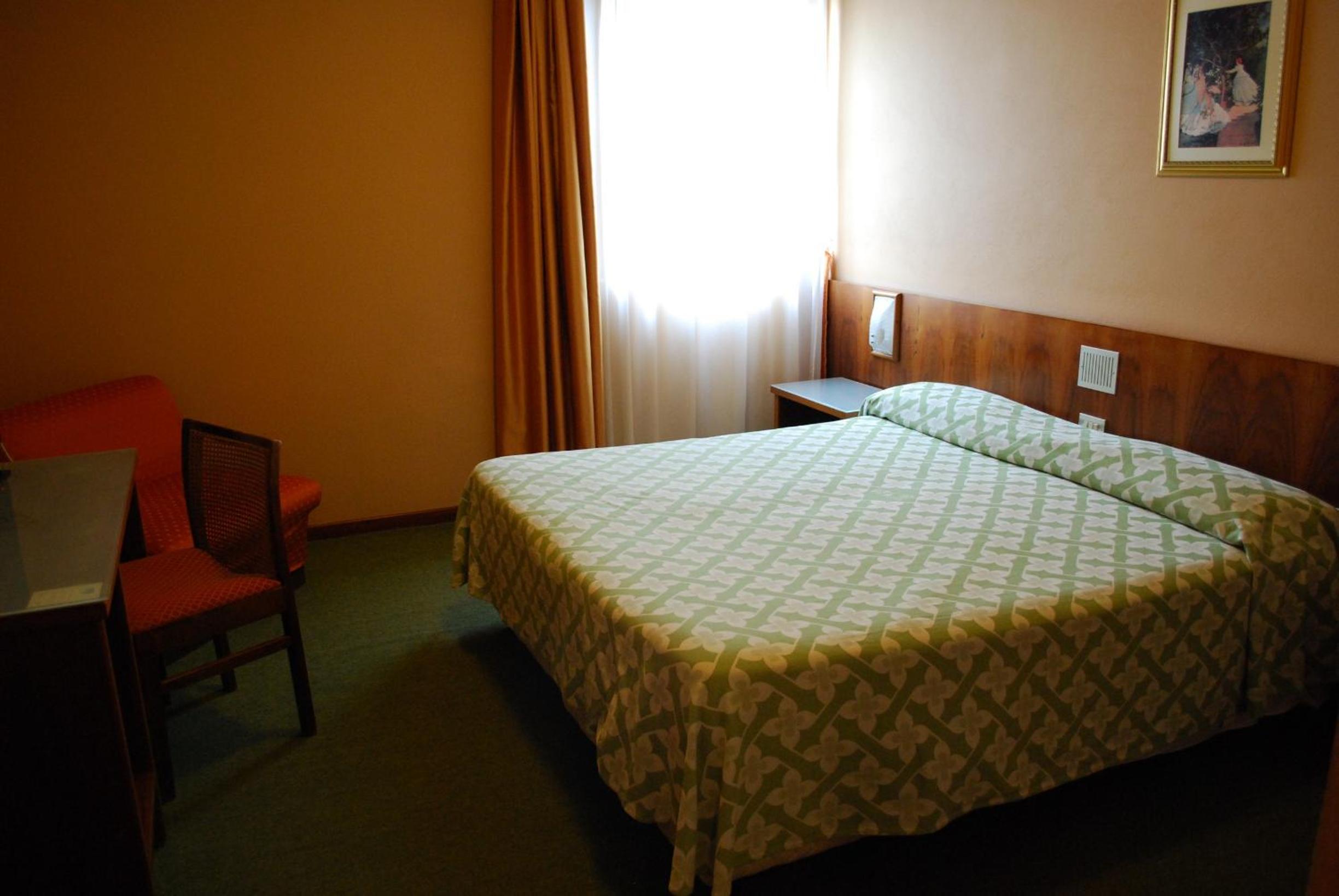 Standard Double or Twin Room - Photo 4