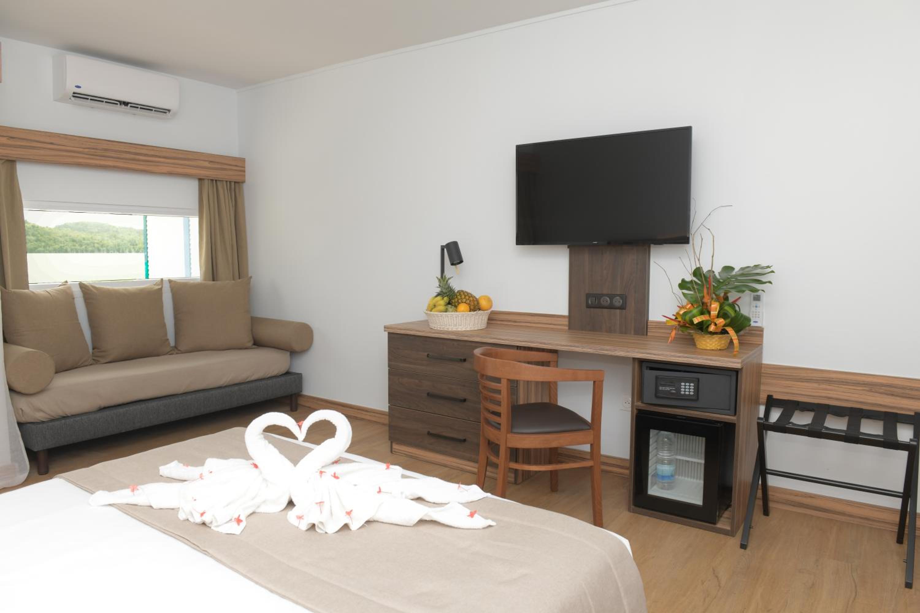 Classic Double or Twin Room with Garden View photo 2