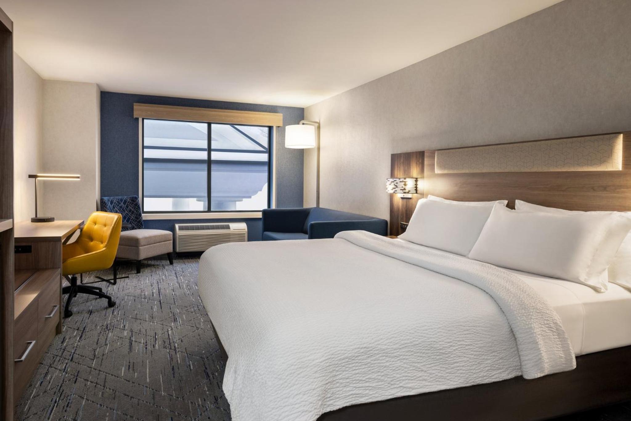 Standard King Room with Roll-in Shower - Mobility Accessible - Photo 2