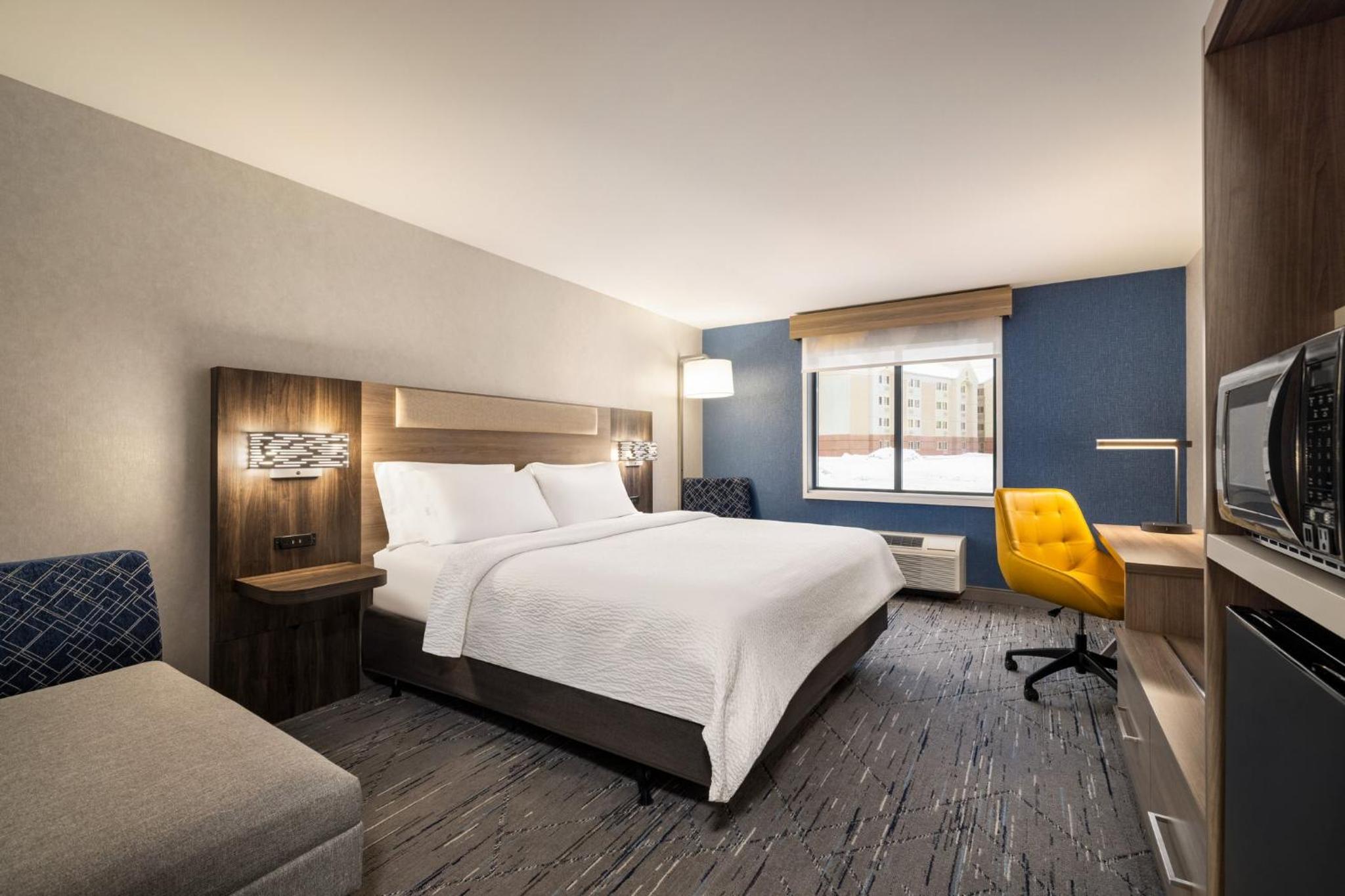 Standard King Room with Roll-in Shower - Mobility Accessible - Photo 1