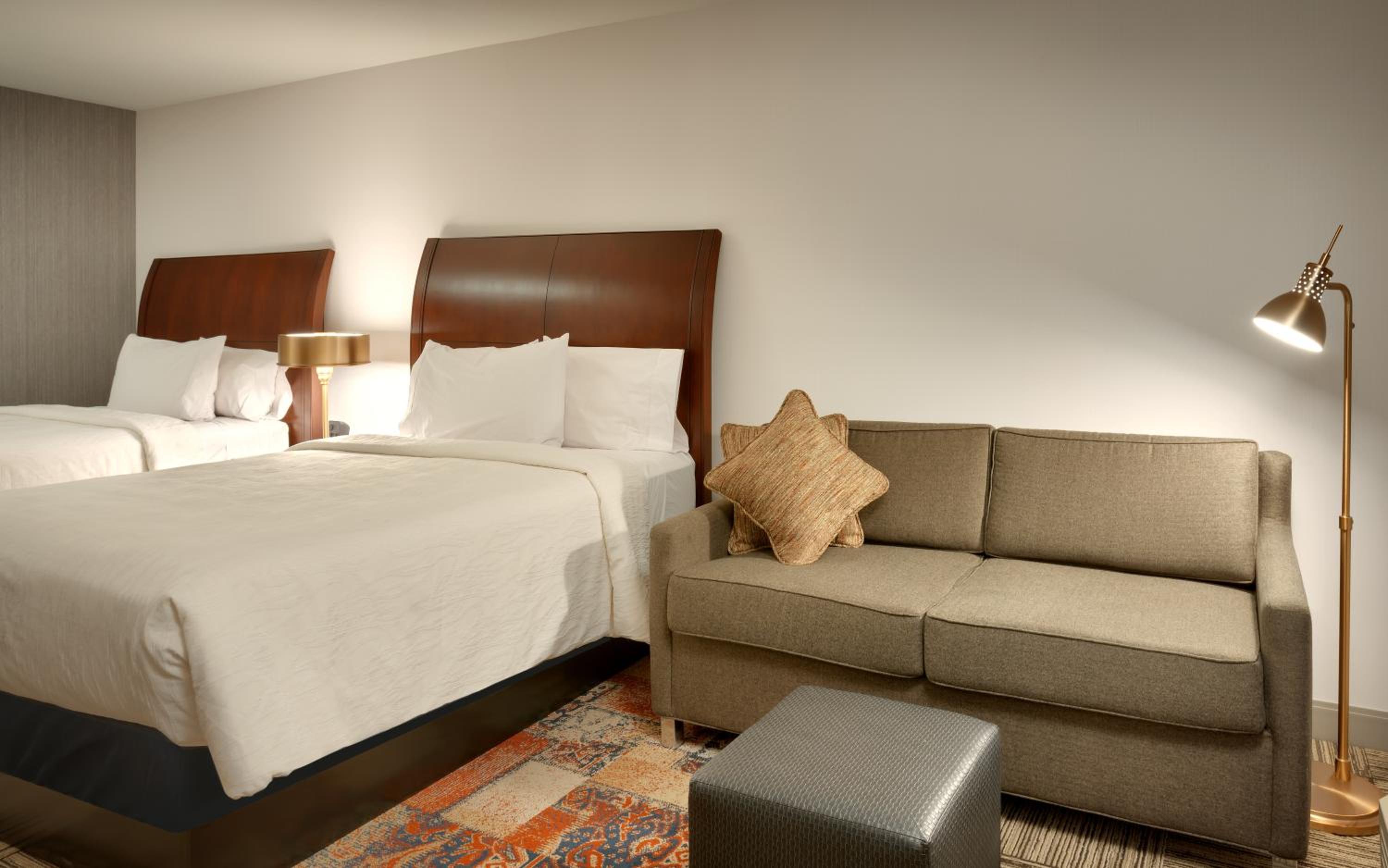 Queen Room with Two Queen Beds - Photo 4