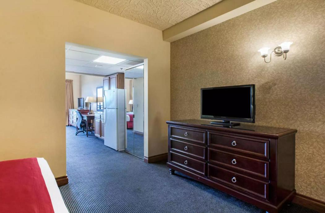 King Room with Lake View - Non-Smoking photo 3