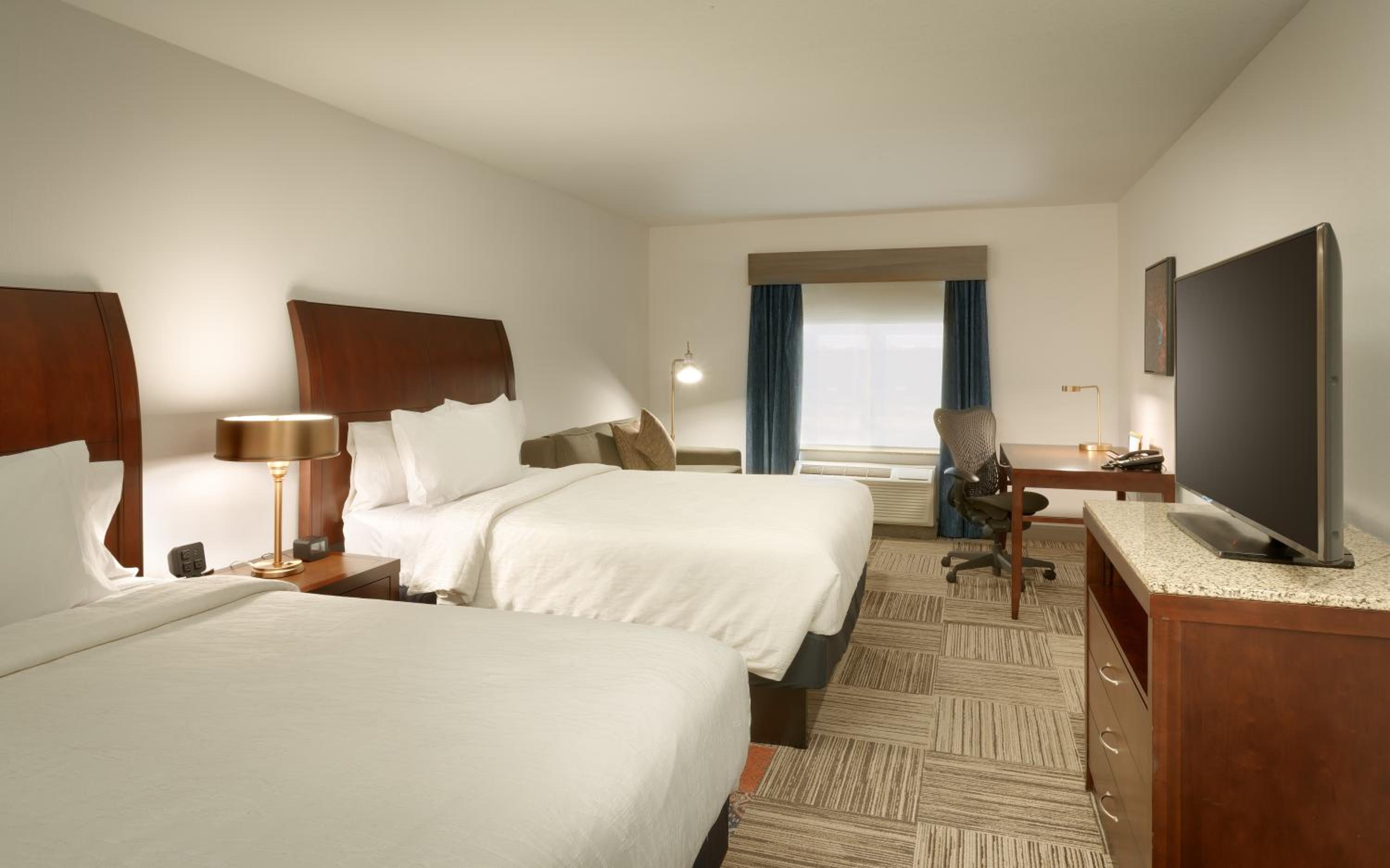 Queen Room with Two Queen Beds - Photo 5