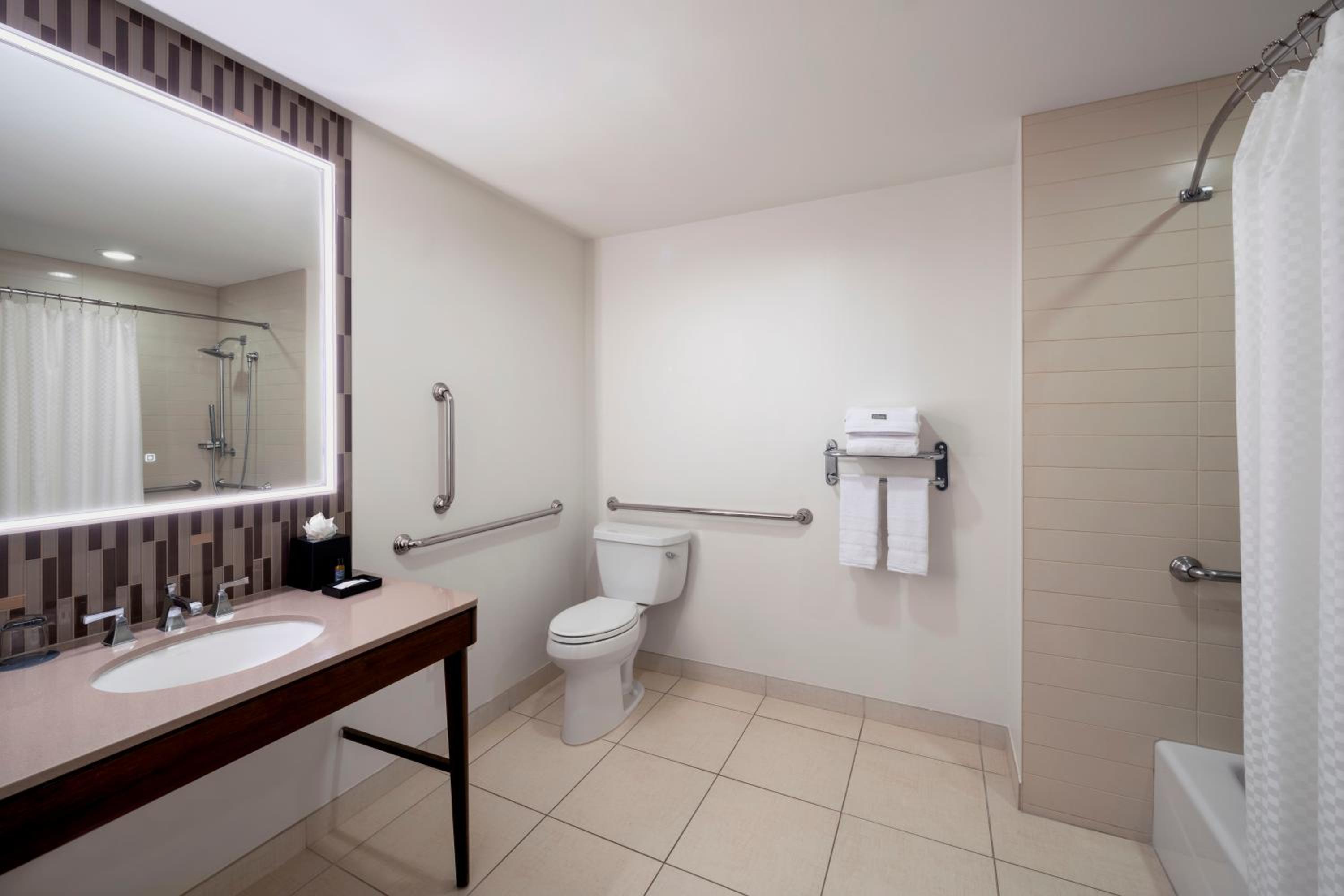 Ocean View, Guest room, 1 King, Ocean view, Balcony (Mobility &amp; Hearing Accessible w/ Tub) photo 3
