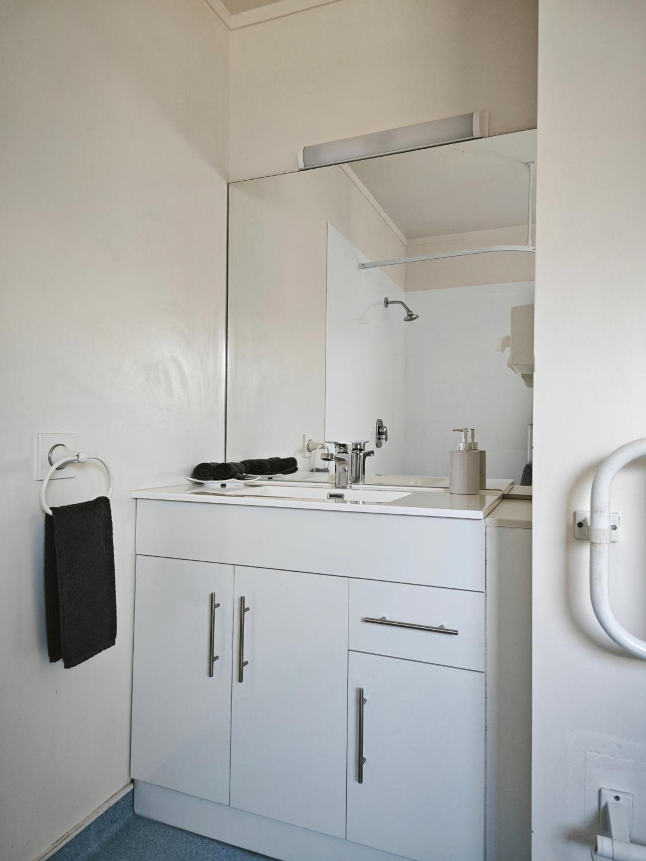 One-Bedroom Apartment - Photo 6
