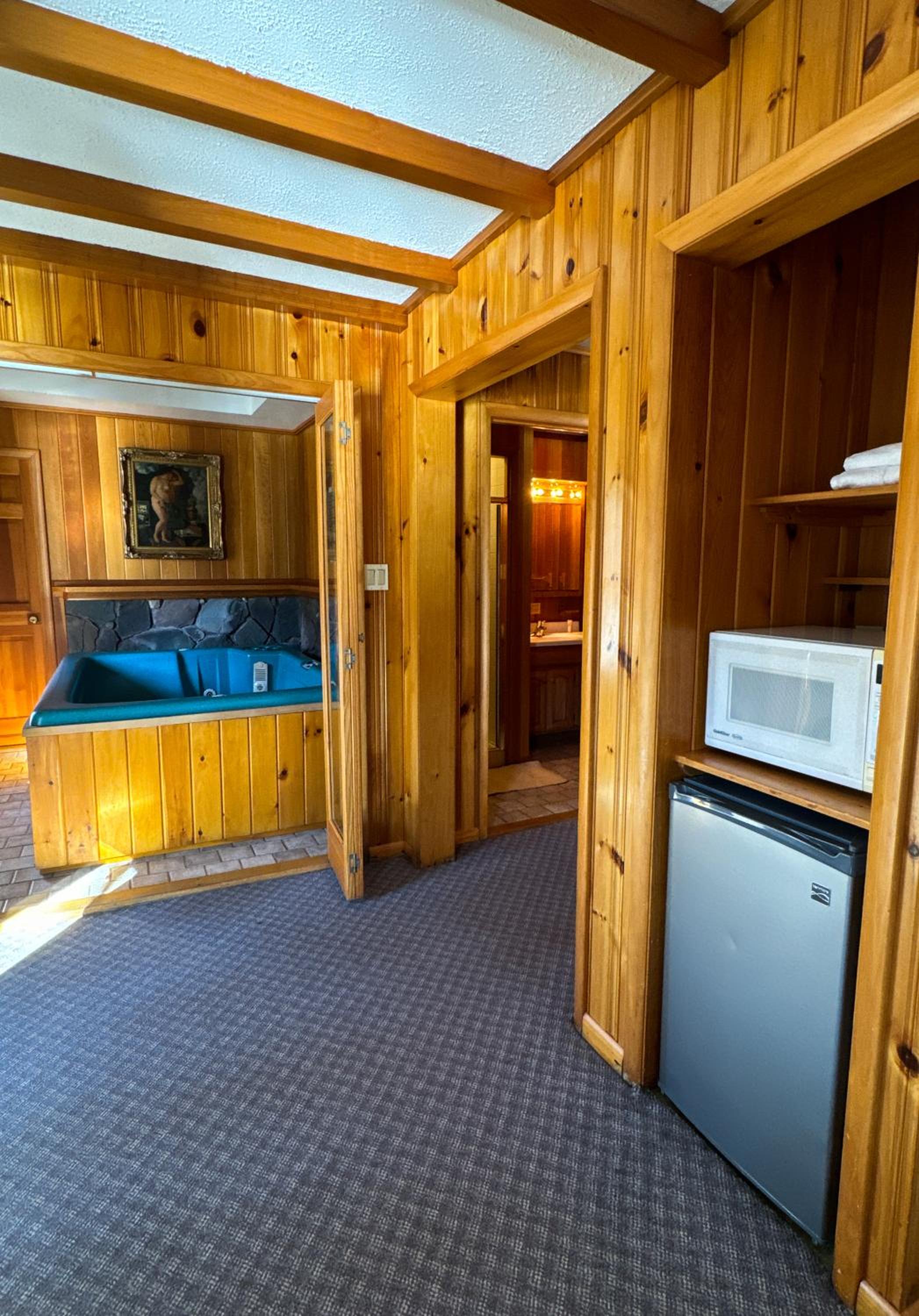 Suite with Hot Tub photo 2