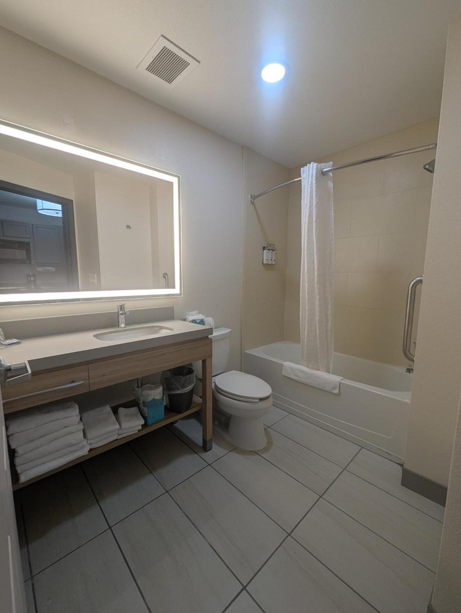 Studio Queen Suite - Photo 1