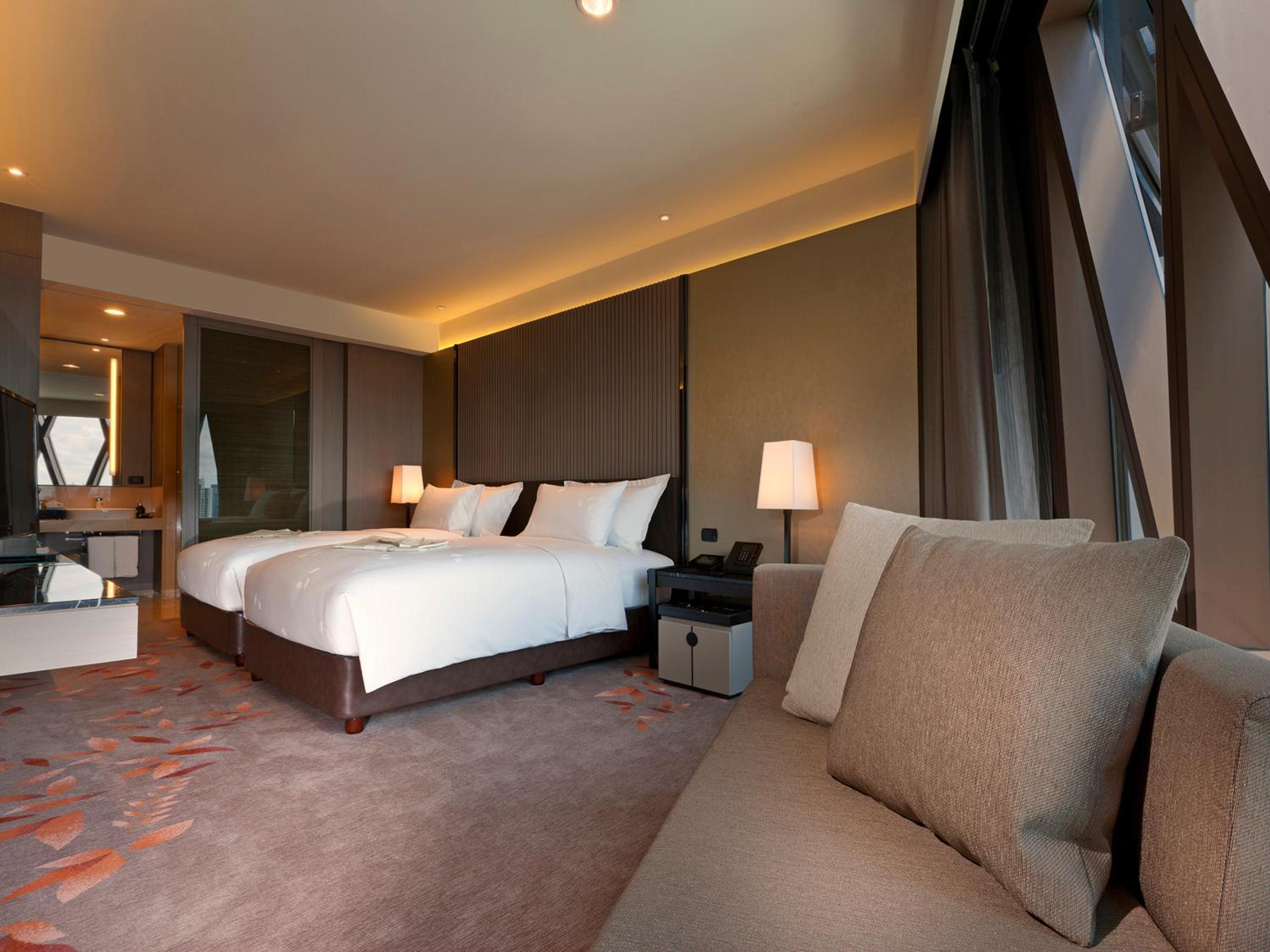 Deluxe Suite – Club Lounge access