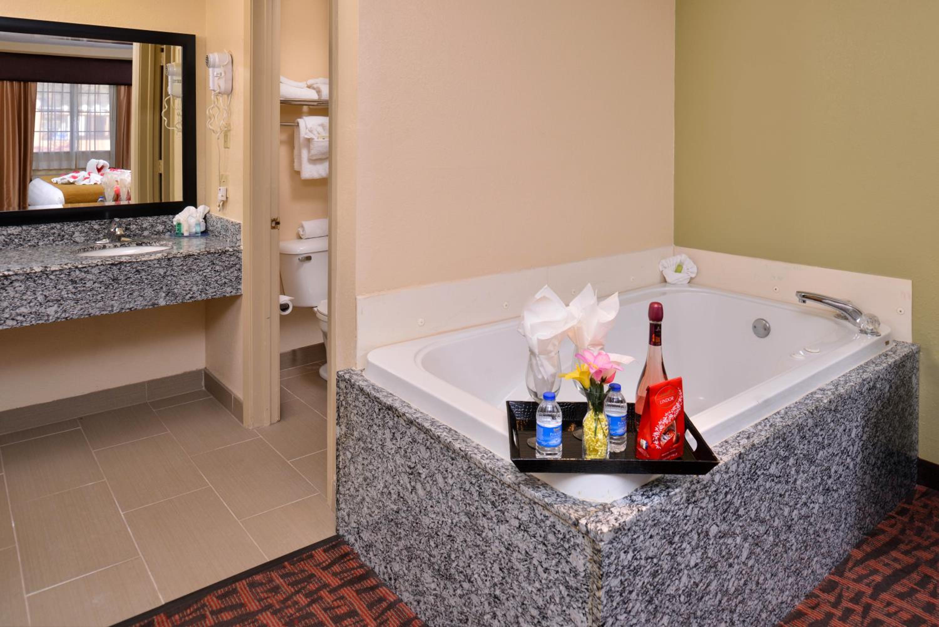 King Suite with Whirlpool - Non-Smoking