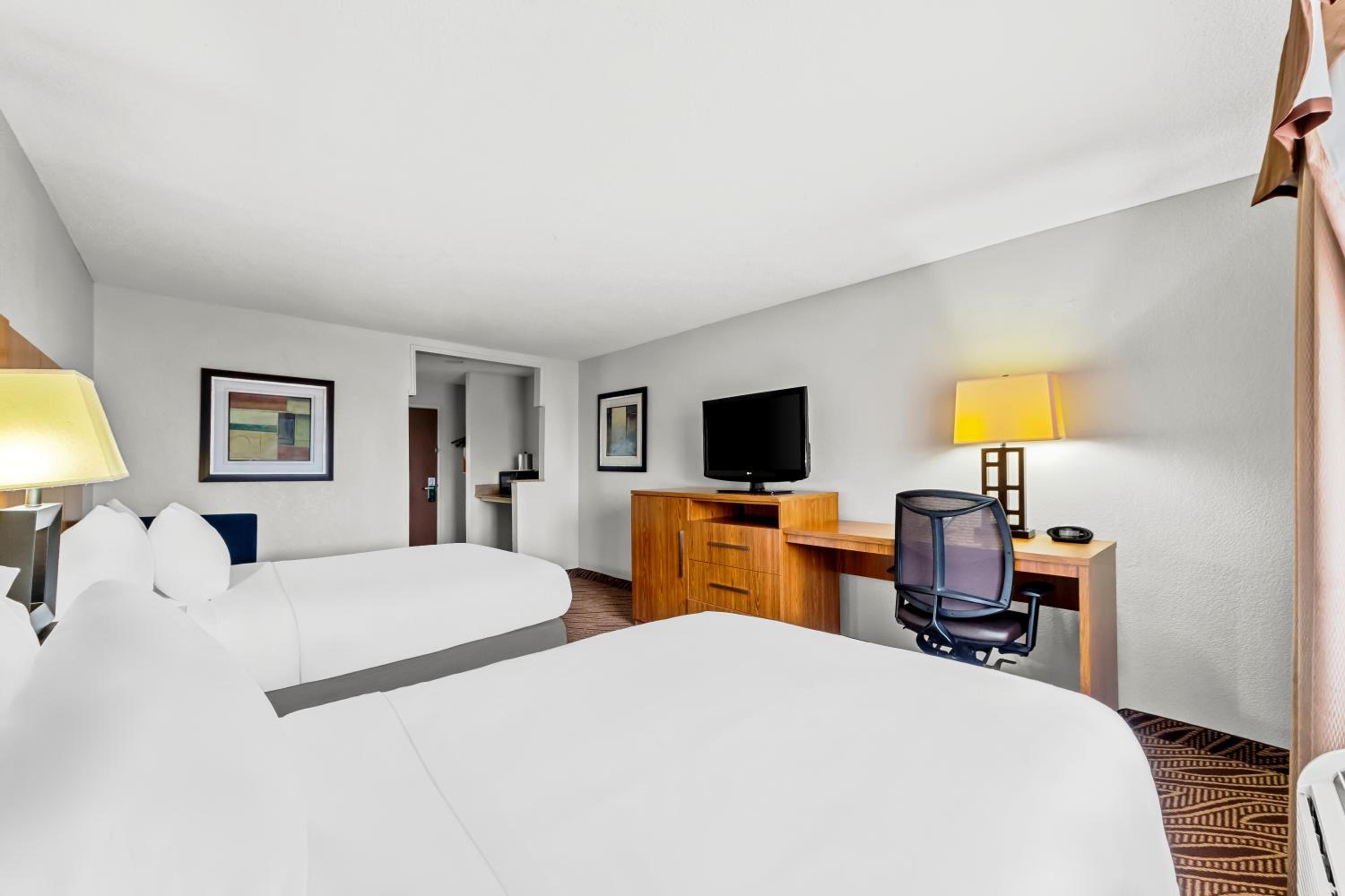 Double Suite with Two Double Beds and Sofa - Non Smoking - Photo 3