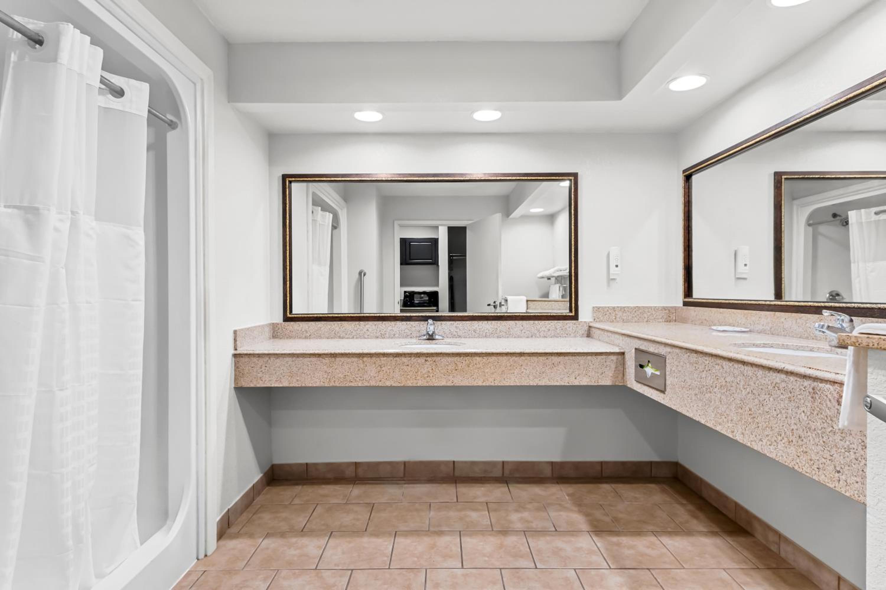 Quadruple Room - Disability Access/Non Smoking - Photo 7