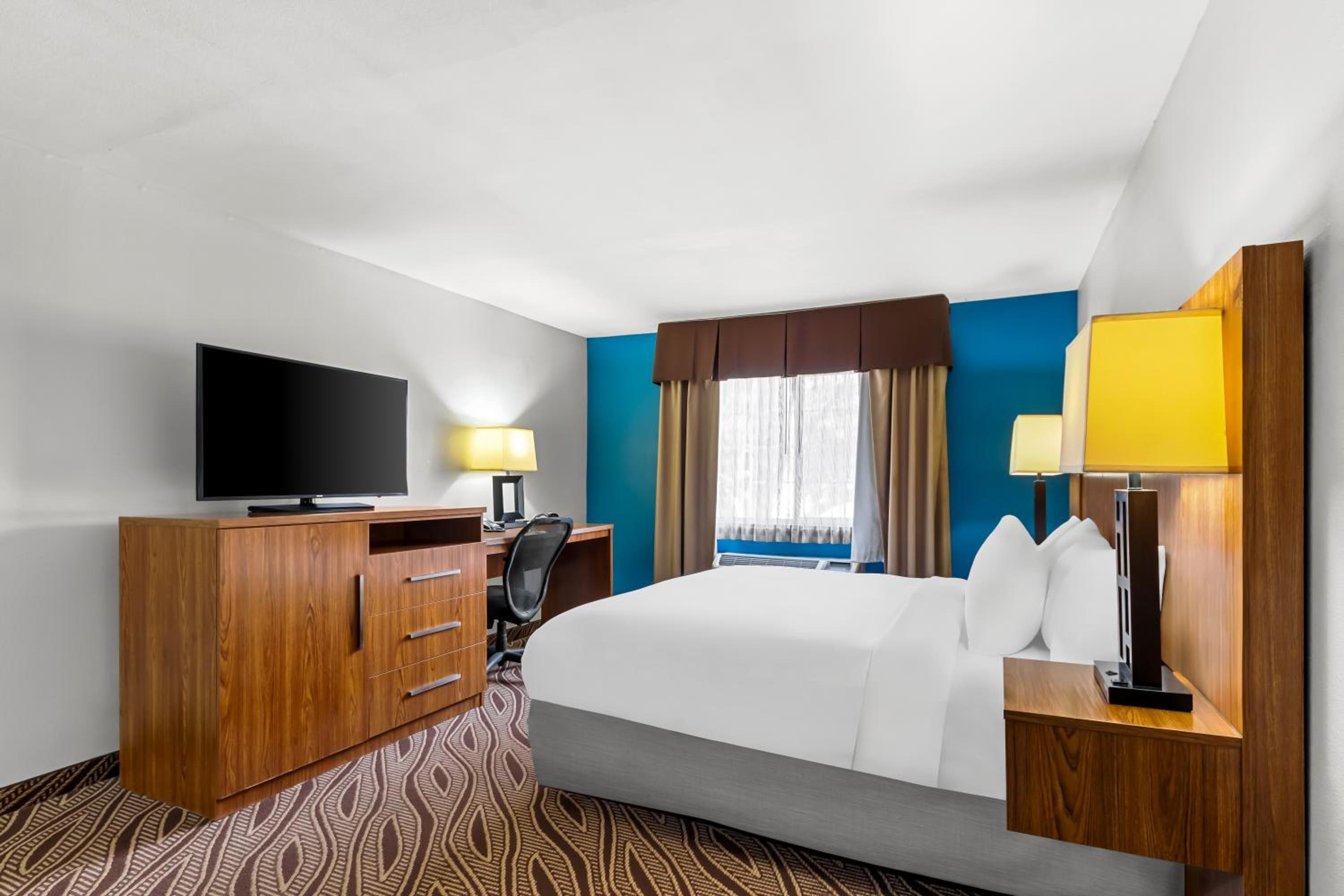 King Suite with Sofa - Non Smoking - Photo 4