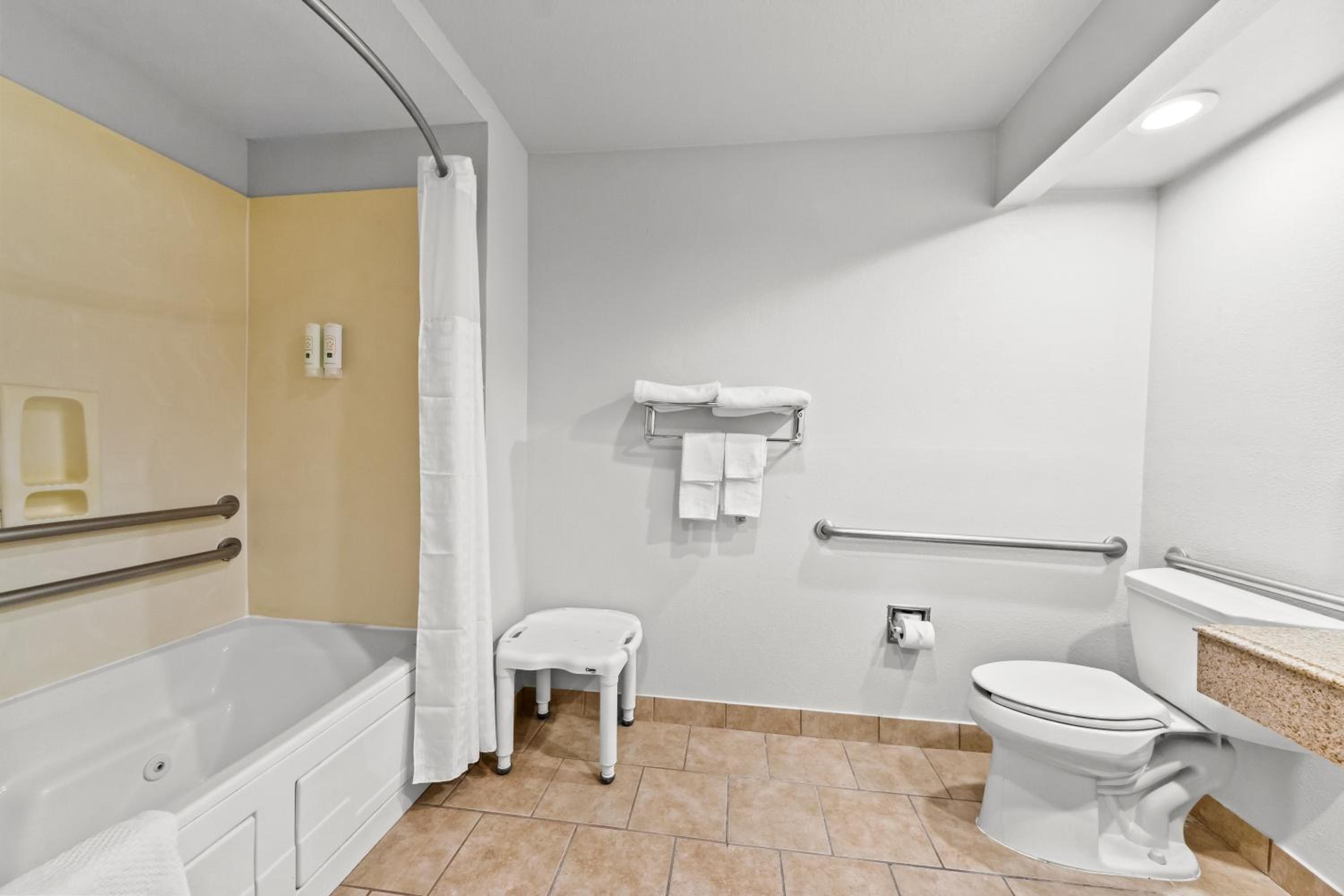 Quadruple Room - Disability Access/Non Smoking - Photo 8