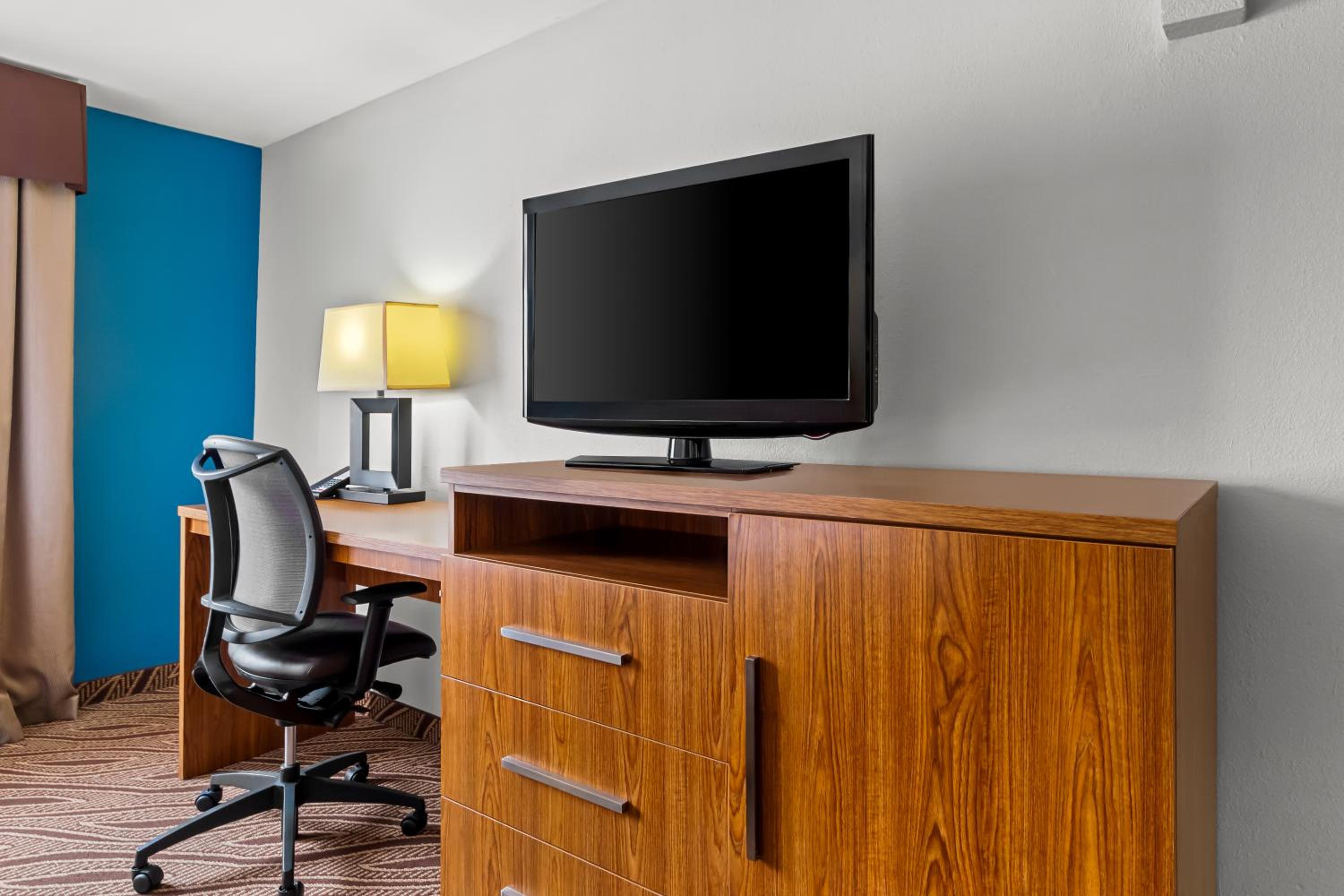 King Suite with Sofa - Non Smoking - Photo 6