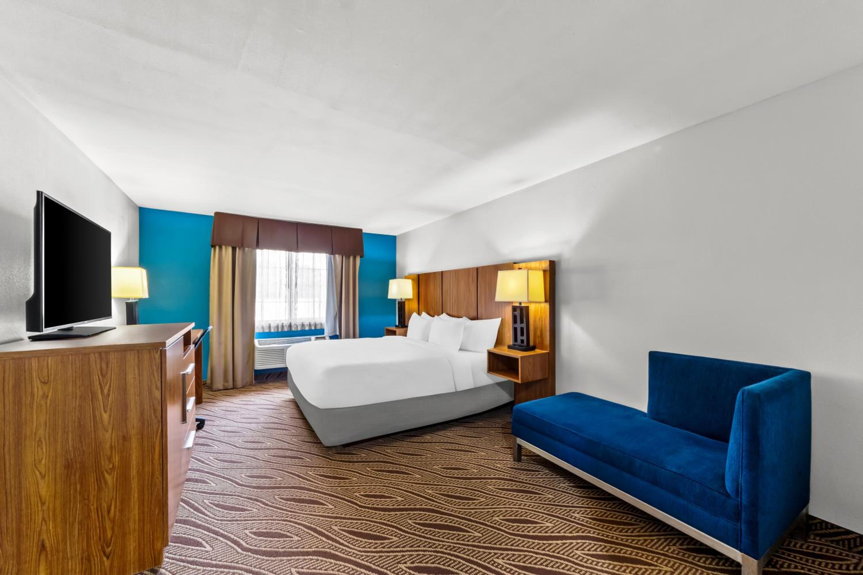 King Suite with Sofa - Non Smoking - Photo 5