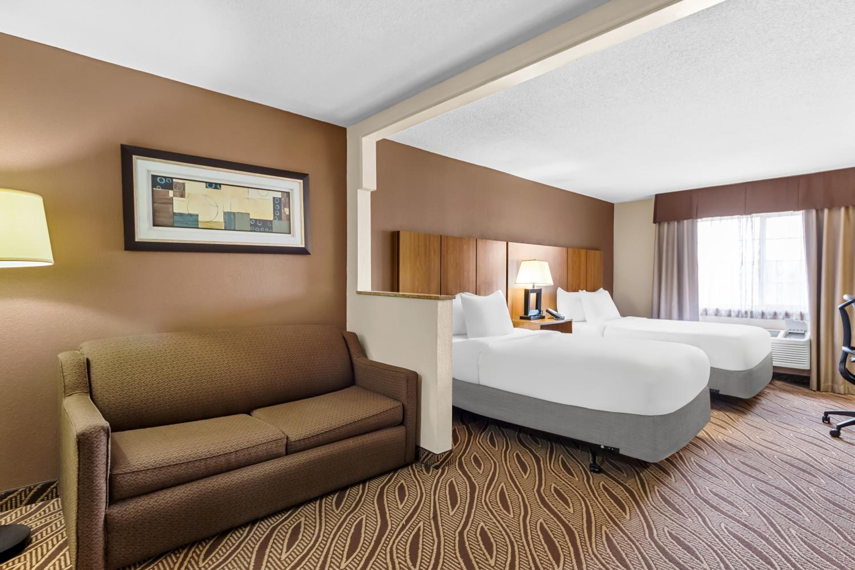 King Suite with Sofa - Non Smoking - Photo 9