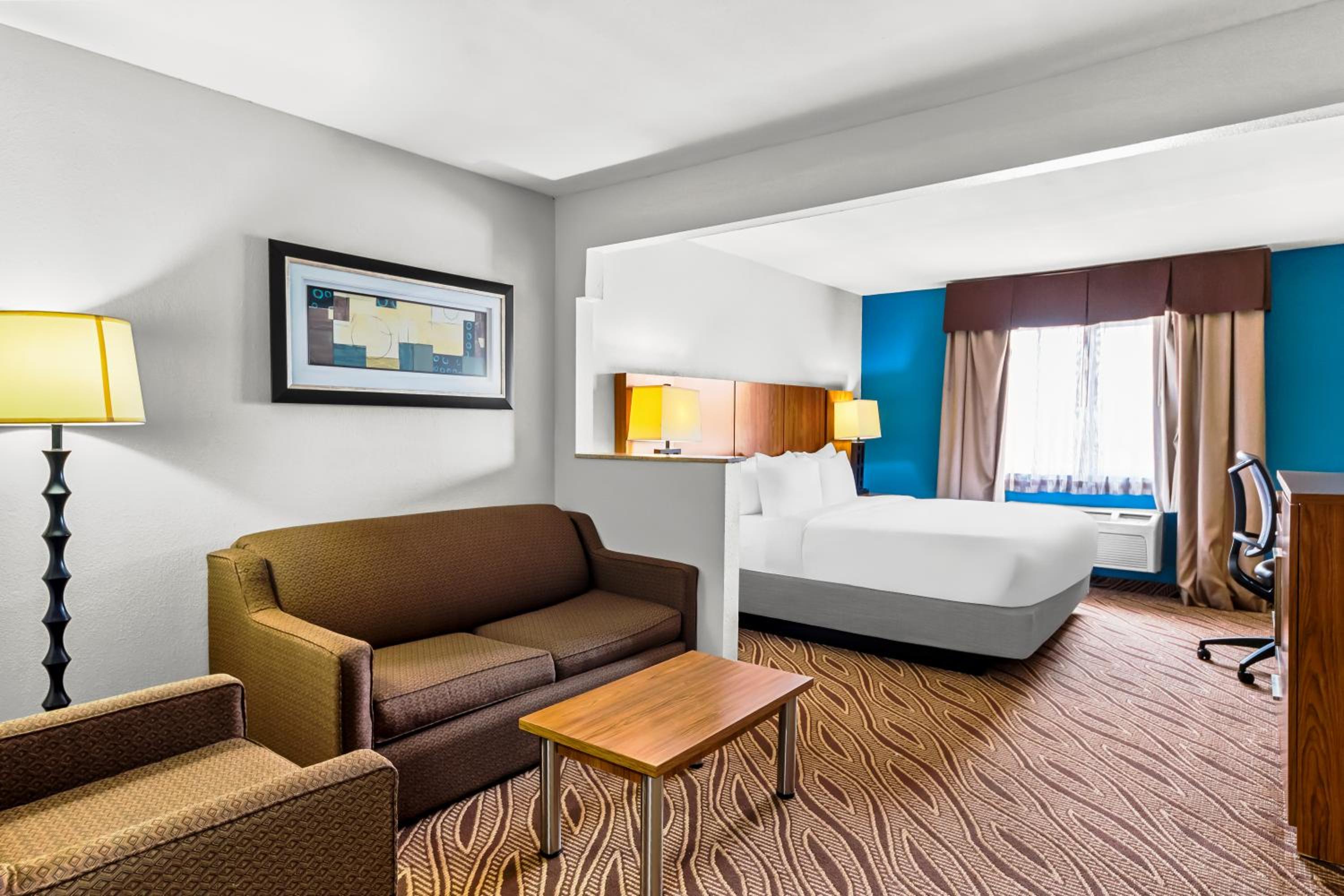 King Suite with Sofa - Non Smoking - Photo 10