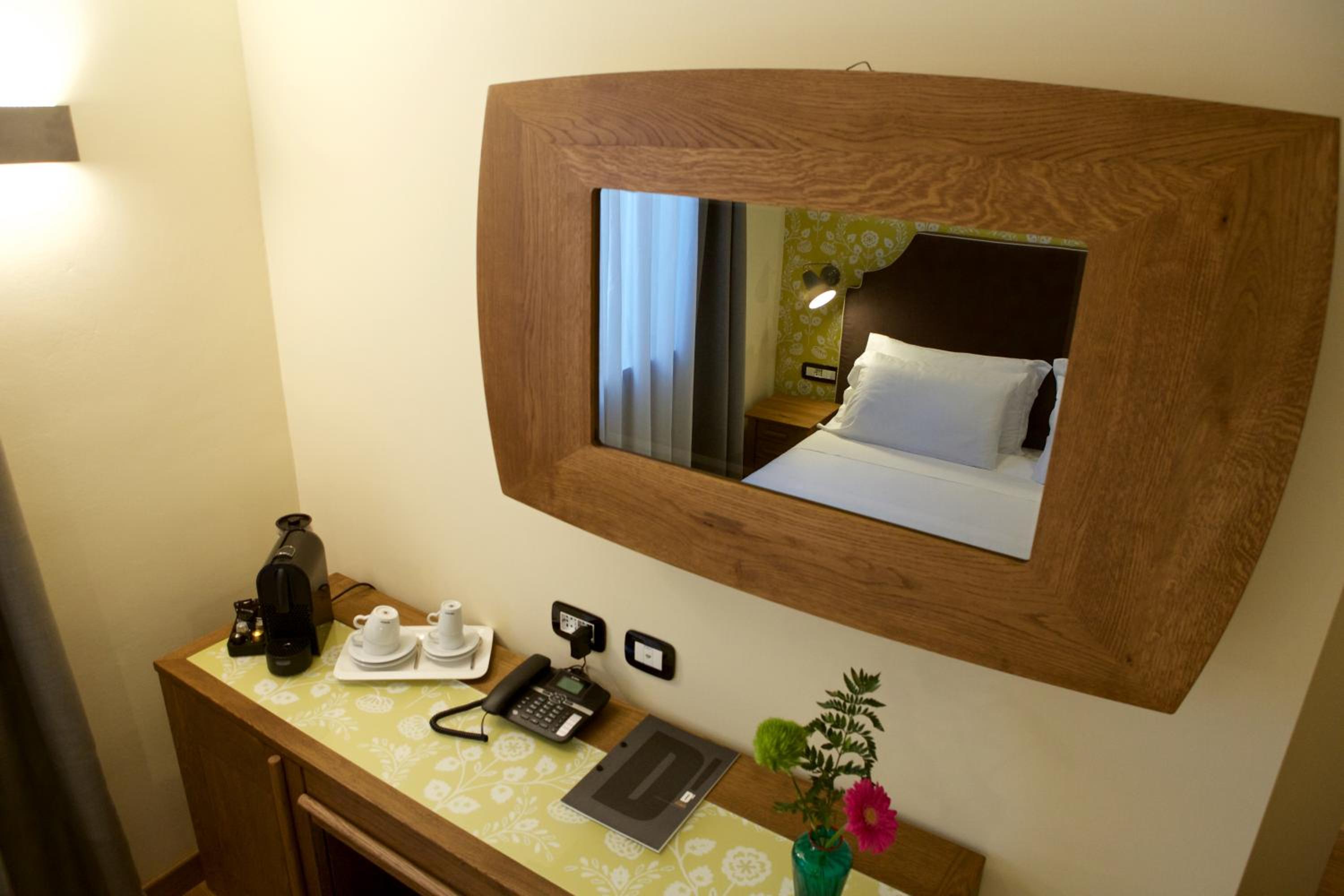 Classic Double or Twin Room - Photo 17