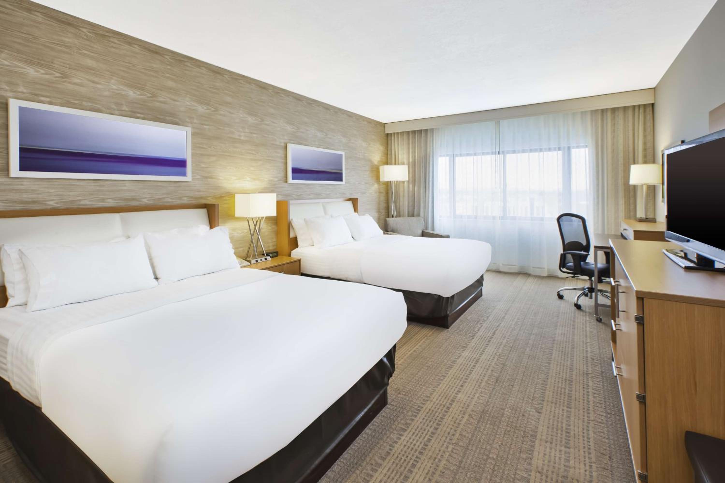 Queen Room with Two Queen Beds - Photo 2