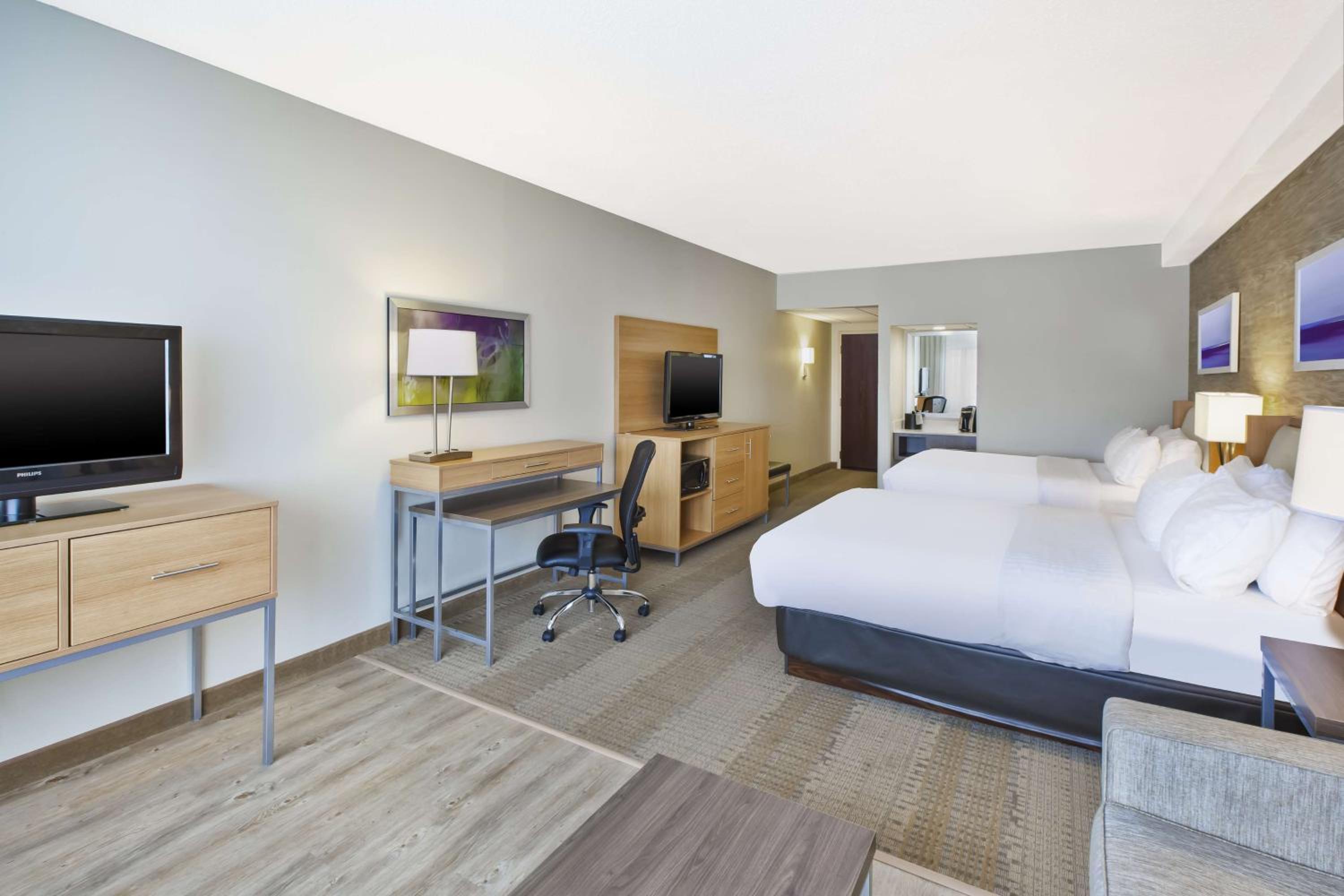 Junior Suite with Two Queen Beds - Photo 3