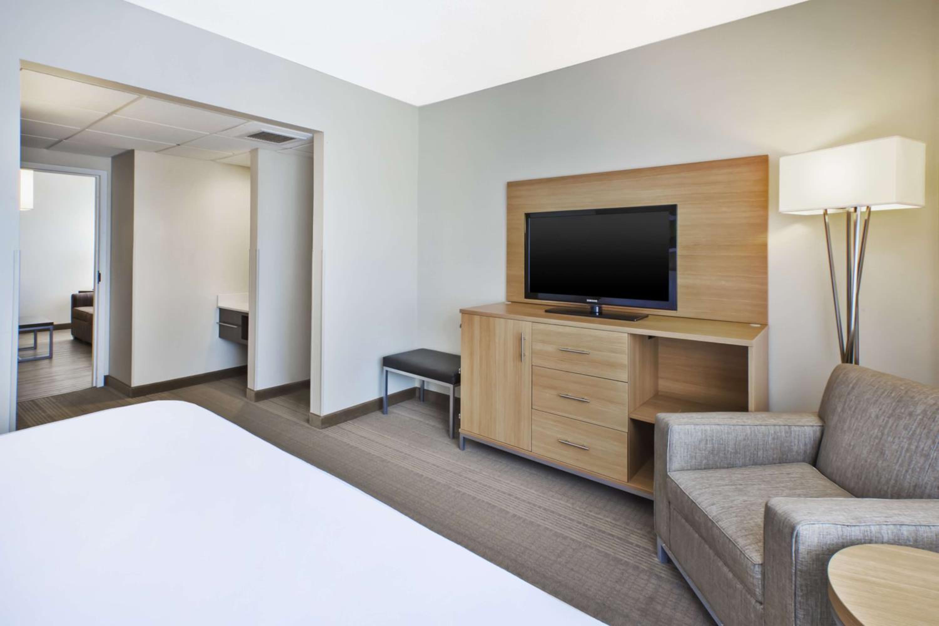 Corner King Suite - Photo 2