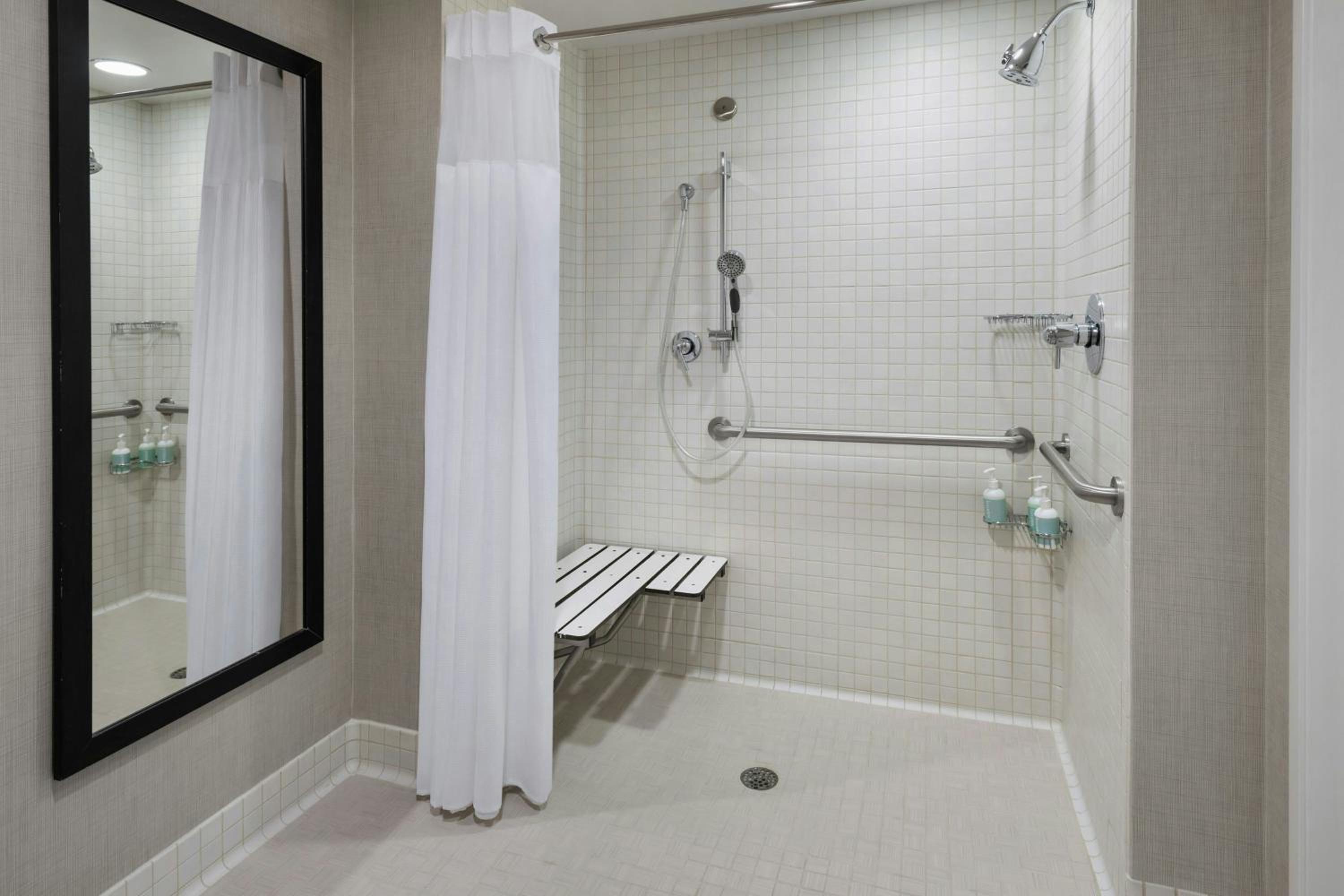 Studio King Room with Sofa Bed and Roll-in Shower – Mobility and Hearing Accessible