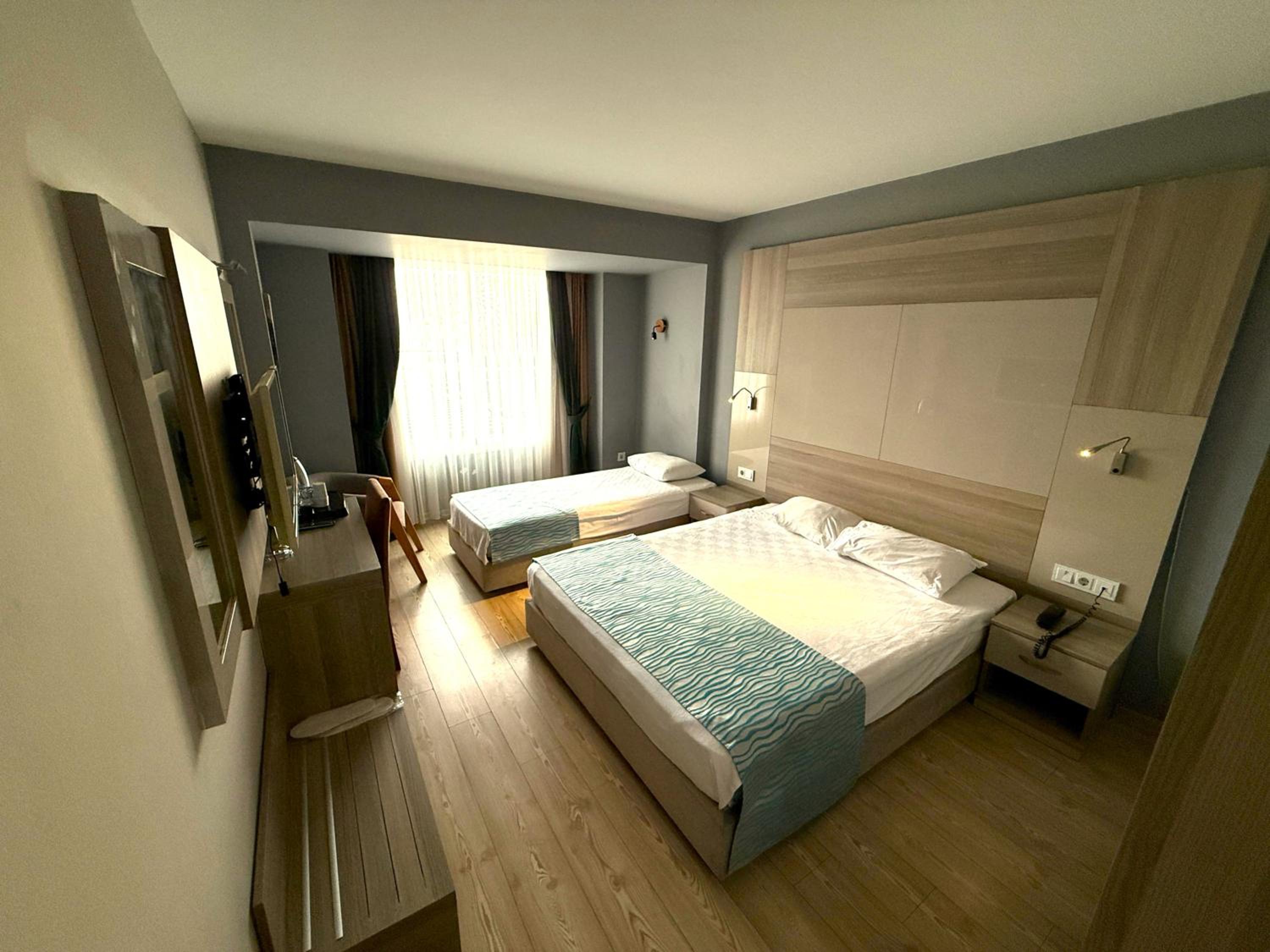 Budget Triple Room thumbnail 5