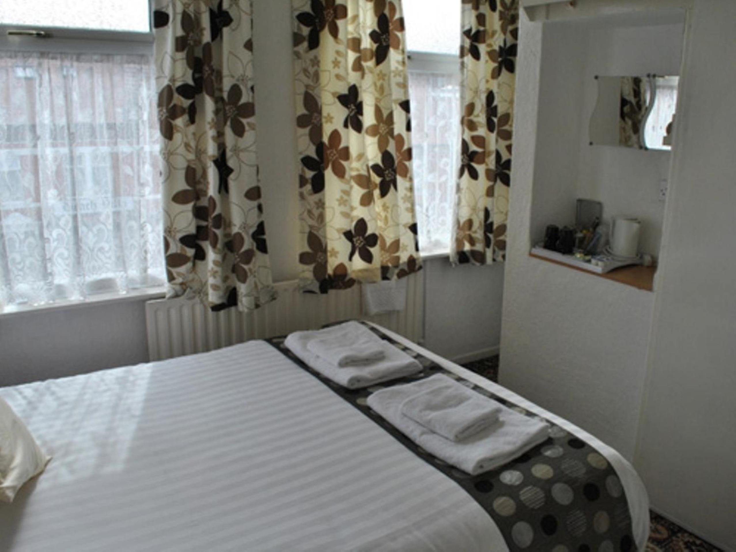 Budget Double Room - Ensuite - Photo 3