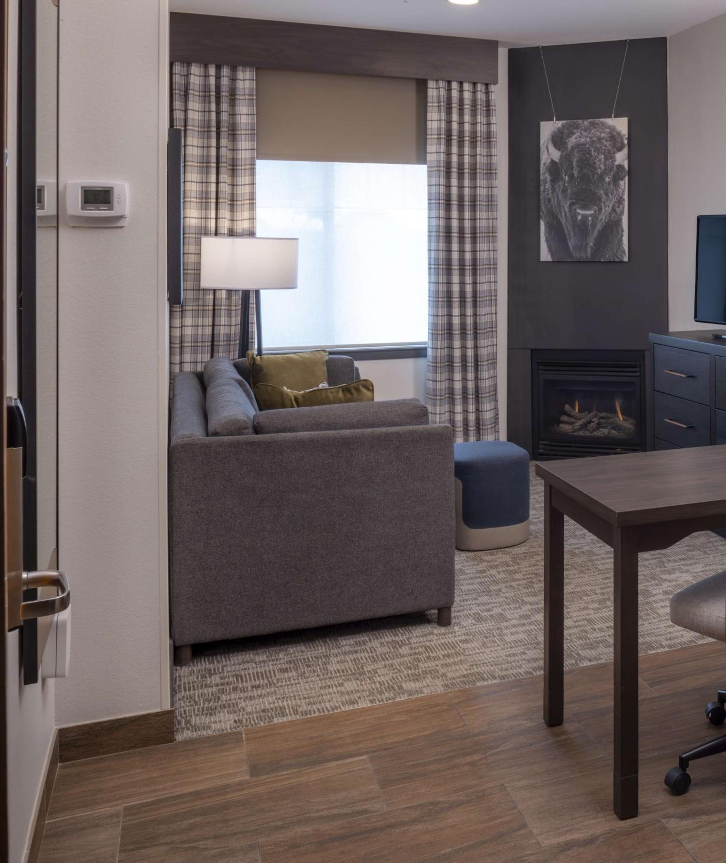 One-Bedroom King Suite with Fireplace - Non-Smoking  - Photo 4