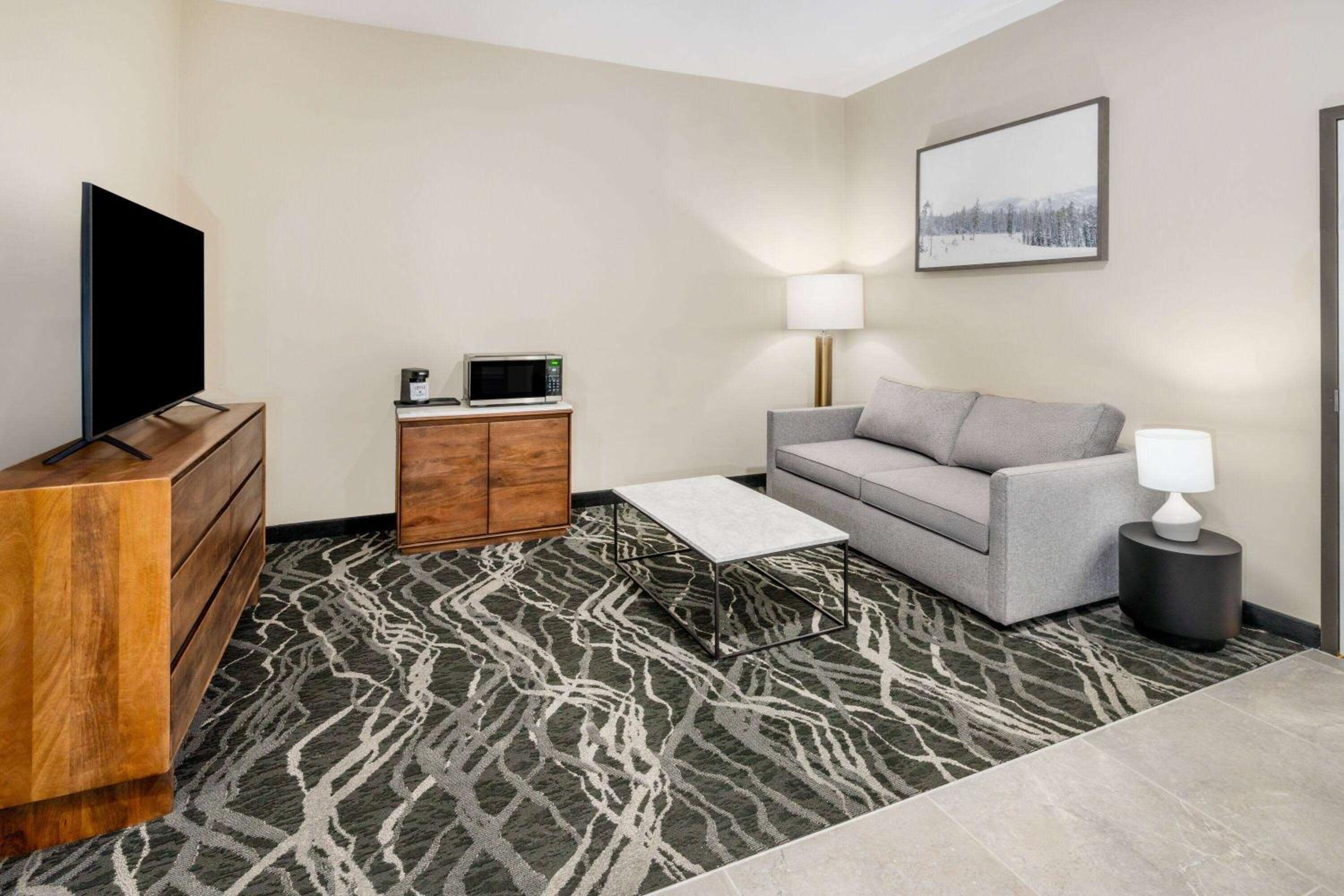 King Room with Sofa Bed - Non-Smoking - Photo 9