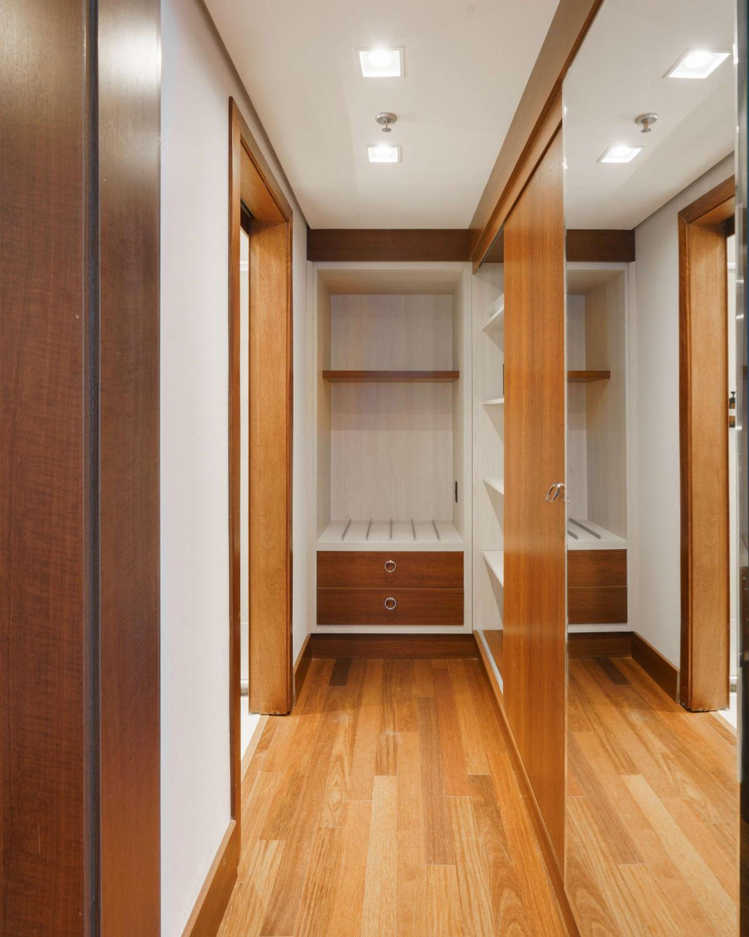 Premium King Room - Photo 3