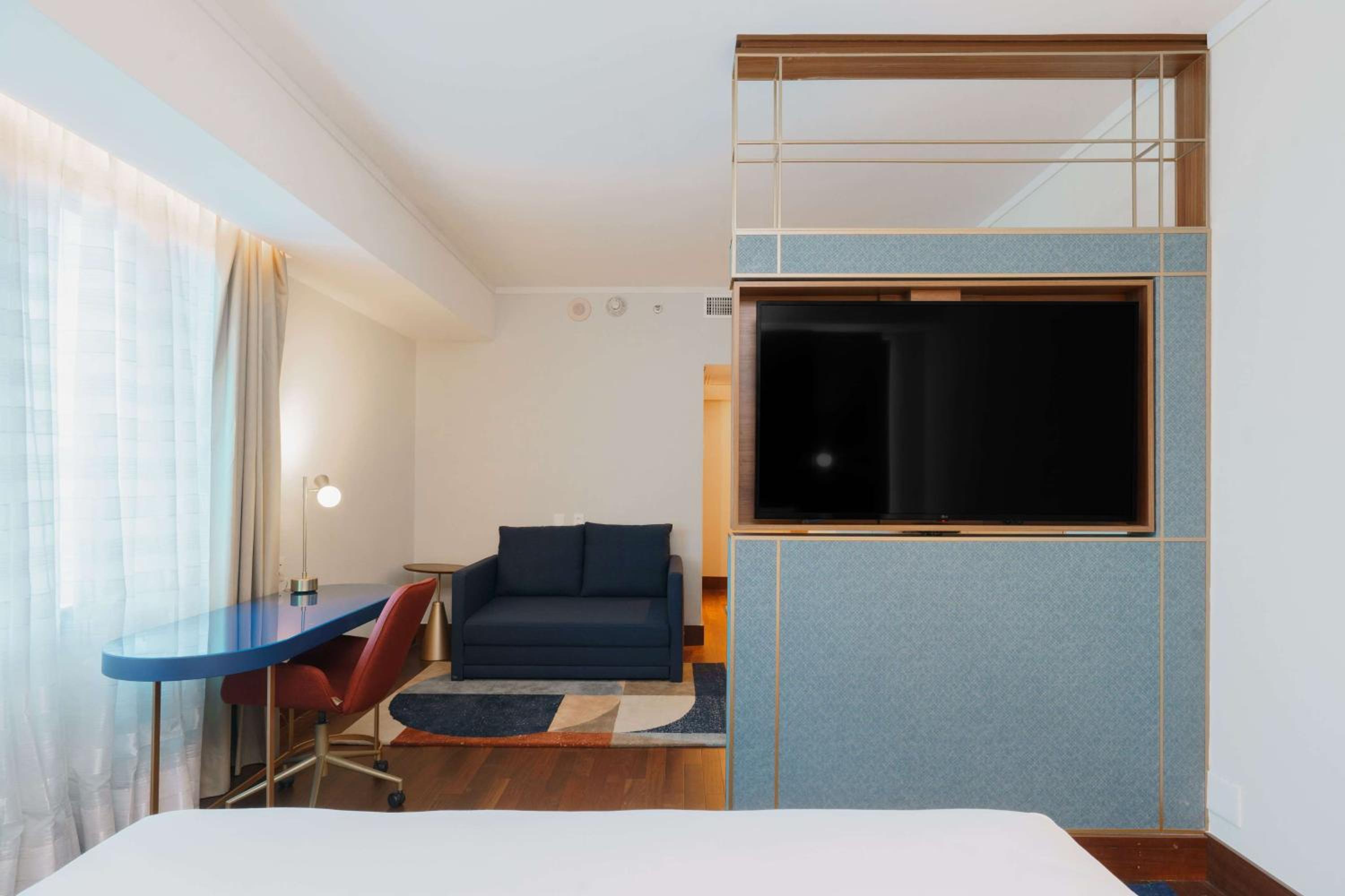 Premium King Room - Photo 5