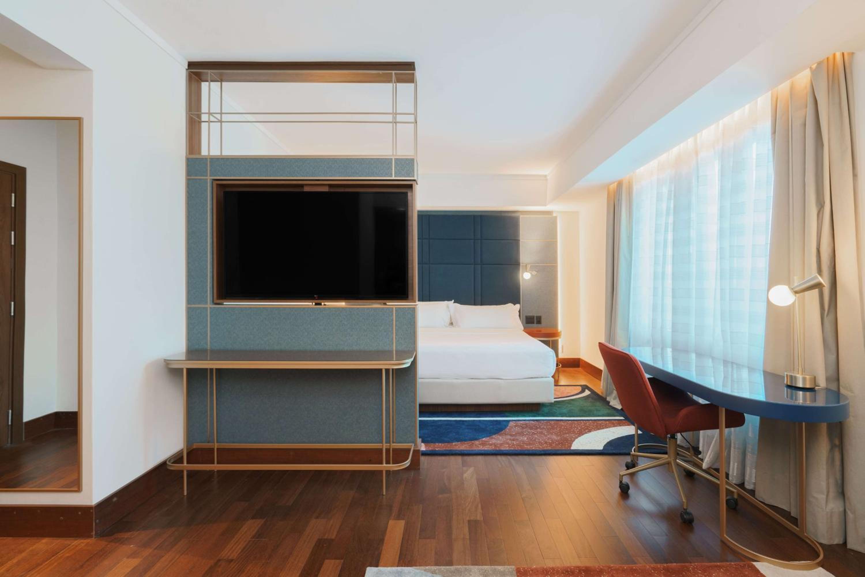 Premium King Room - Photo 7