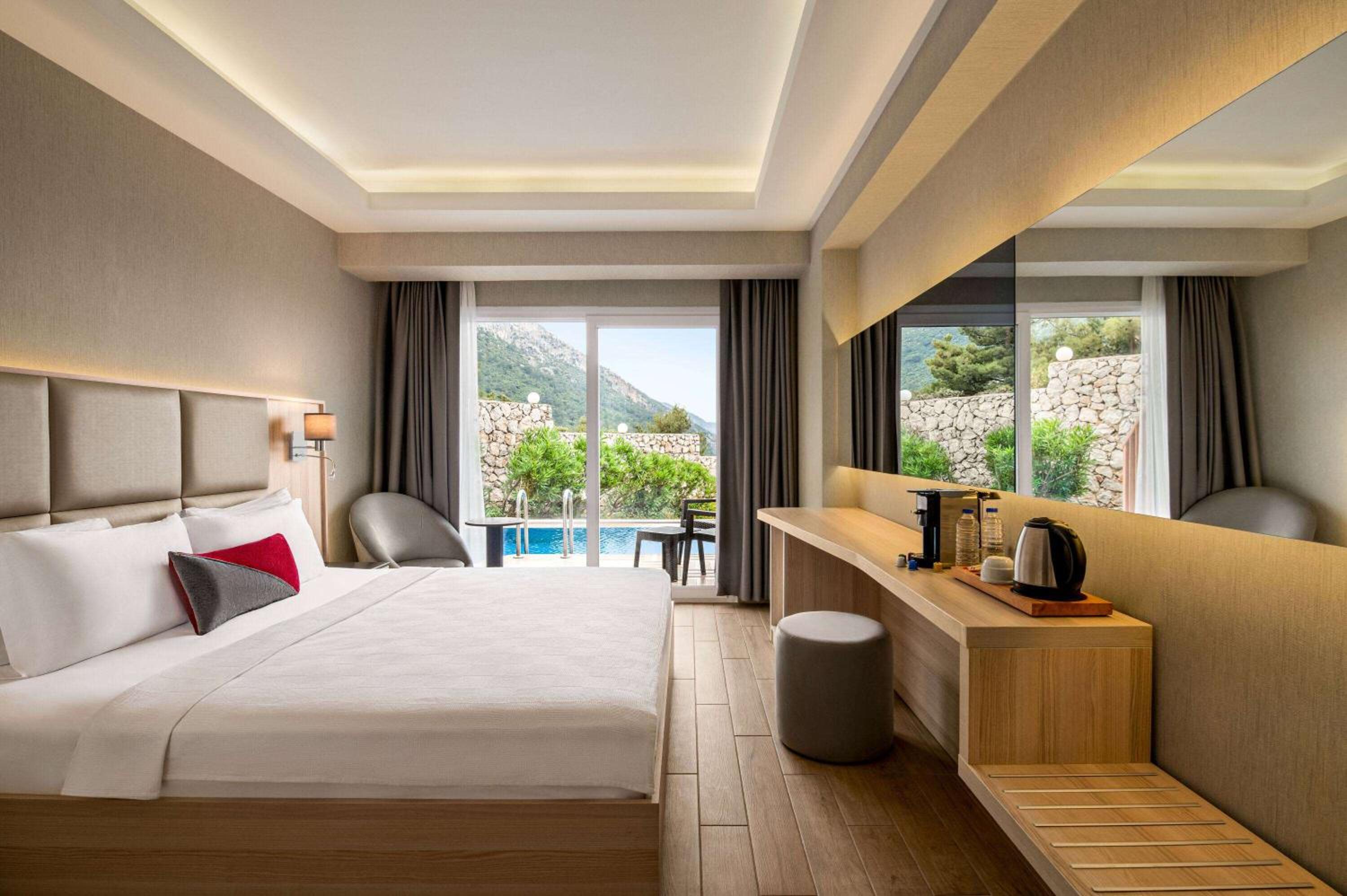 Deluxe Swim-Up Suite with Hot Tub