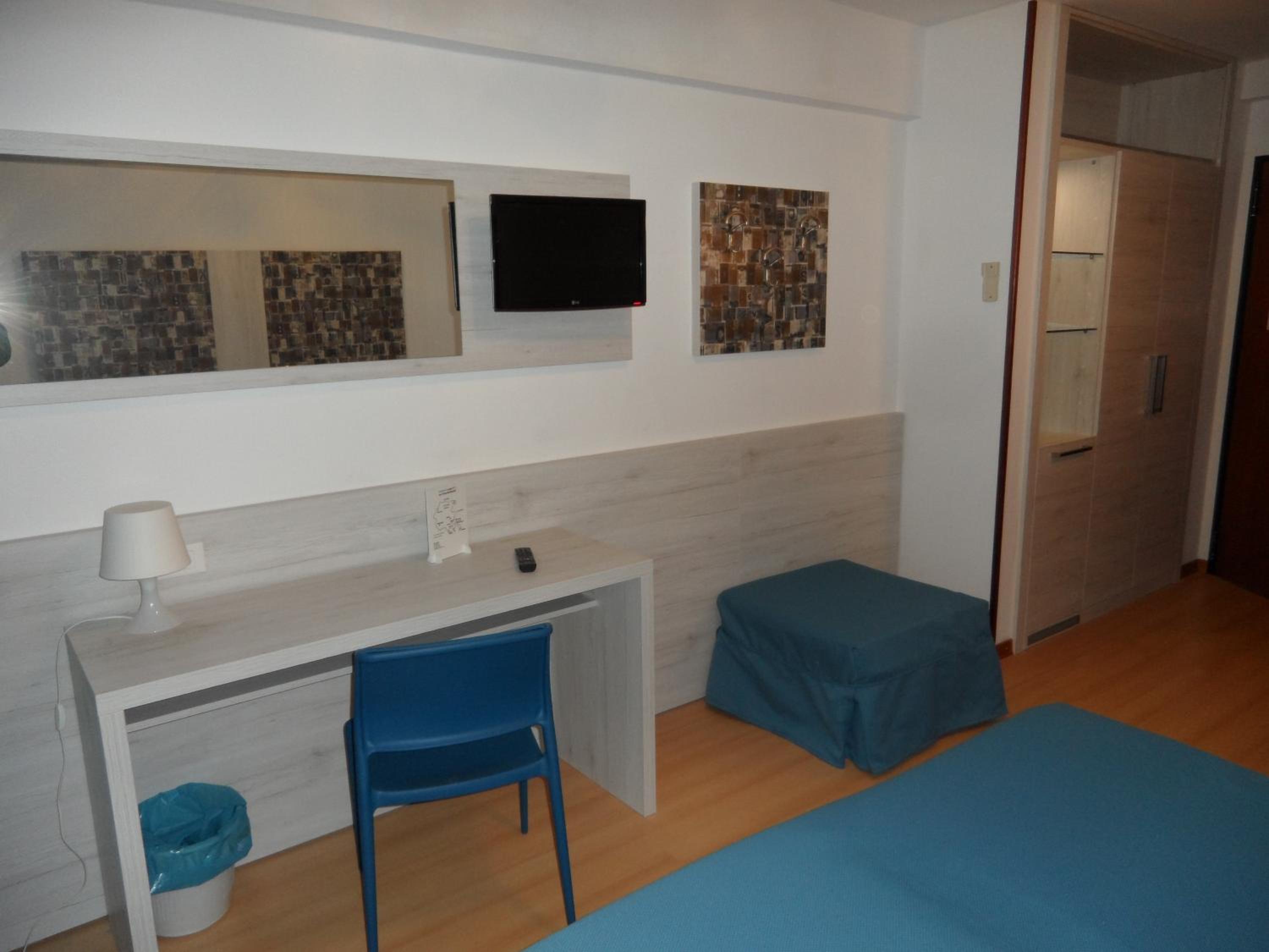 Double or Twin Room - Photo 6