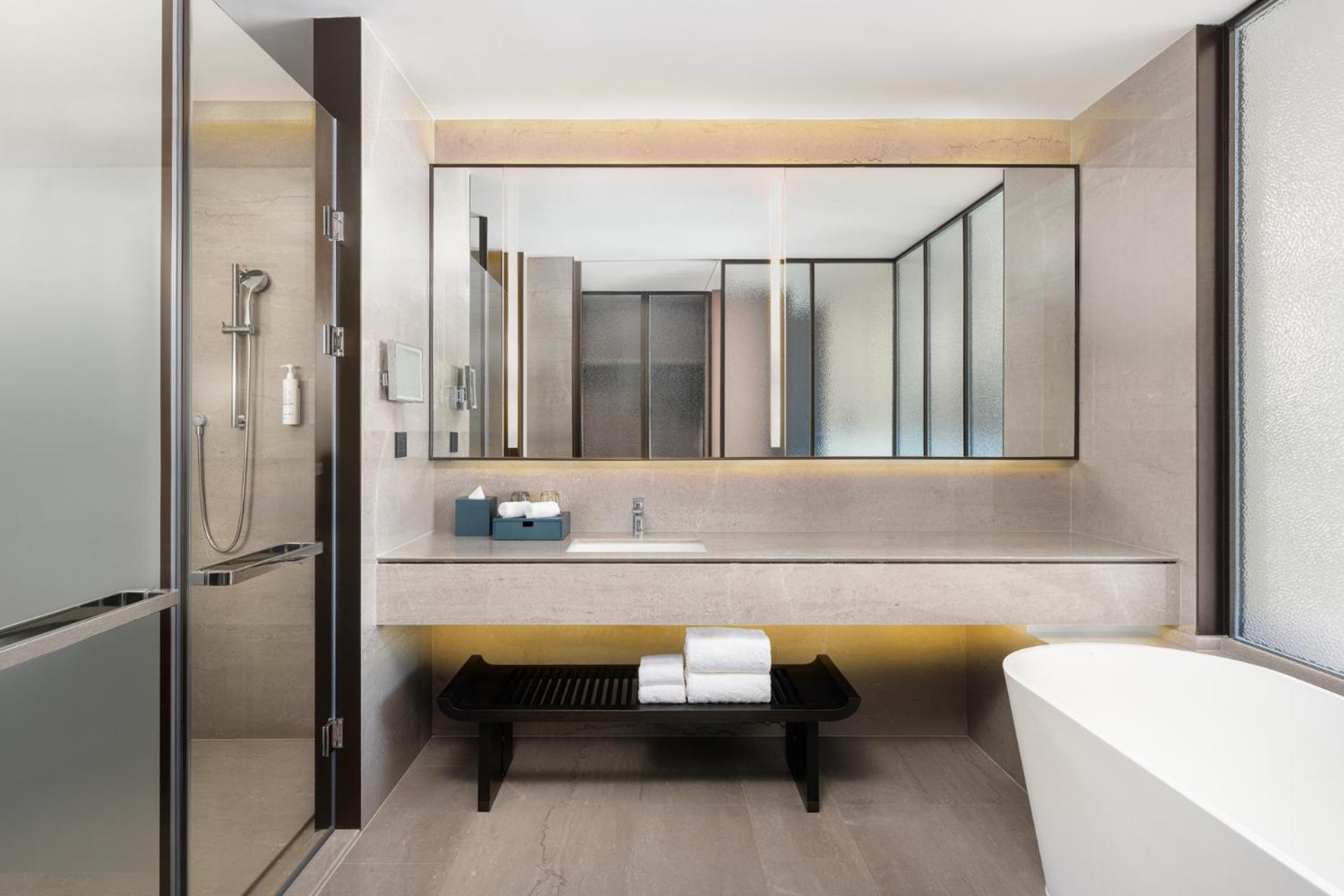 Deluxe Corner King Room with River View  photo 1