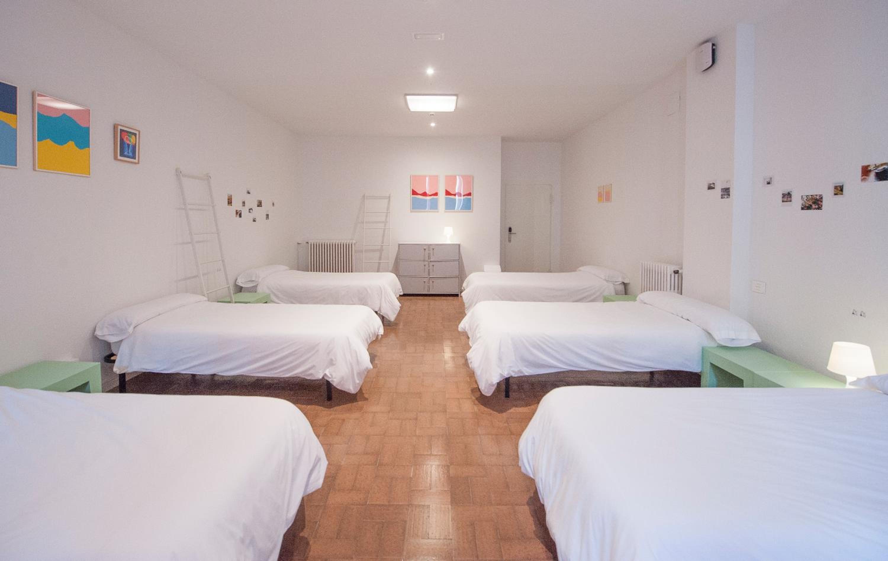 8-Bed Mixed Dormitory Room photo 2