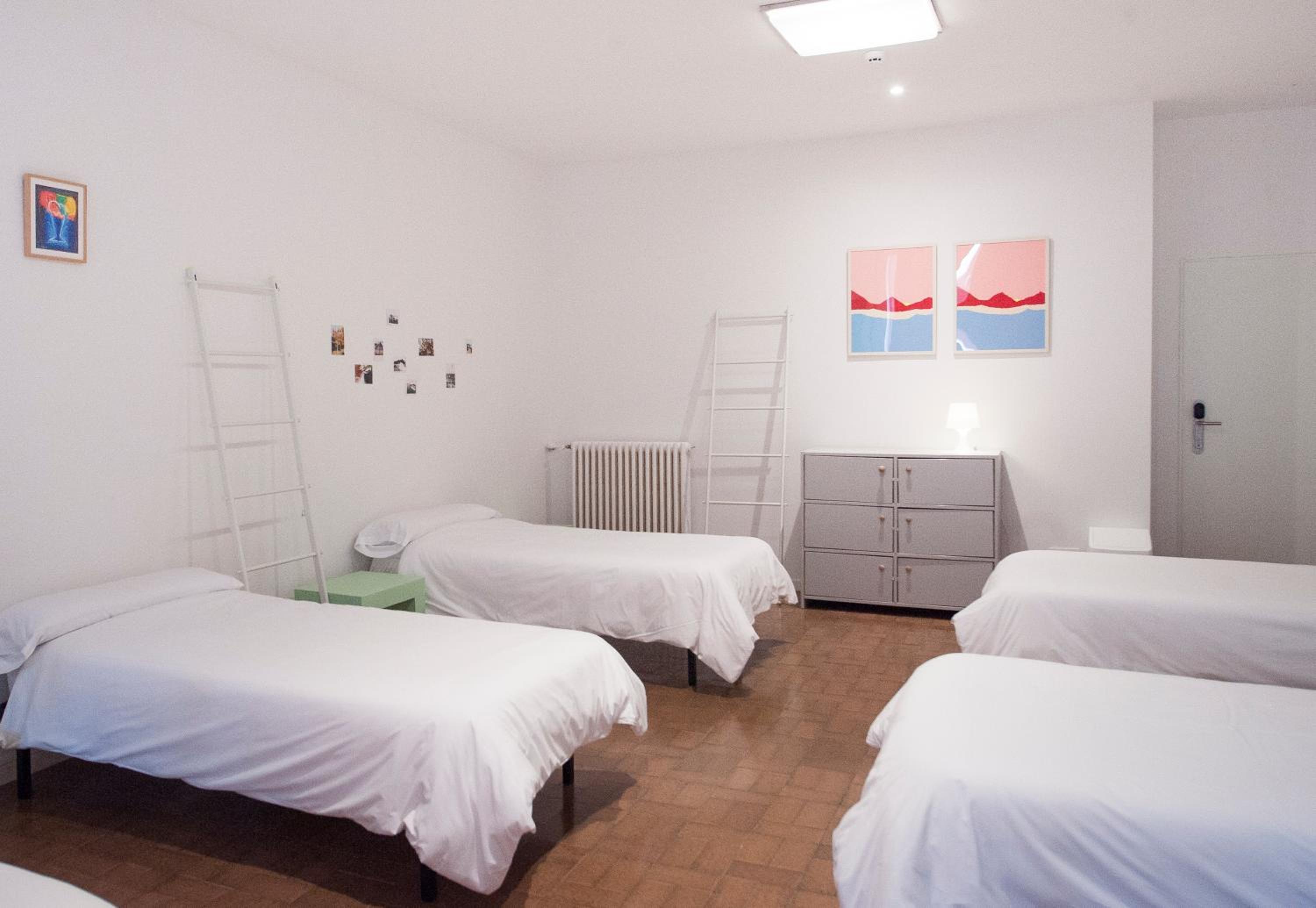8-Bed Mixed Dormitory Room photo 3