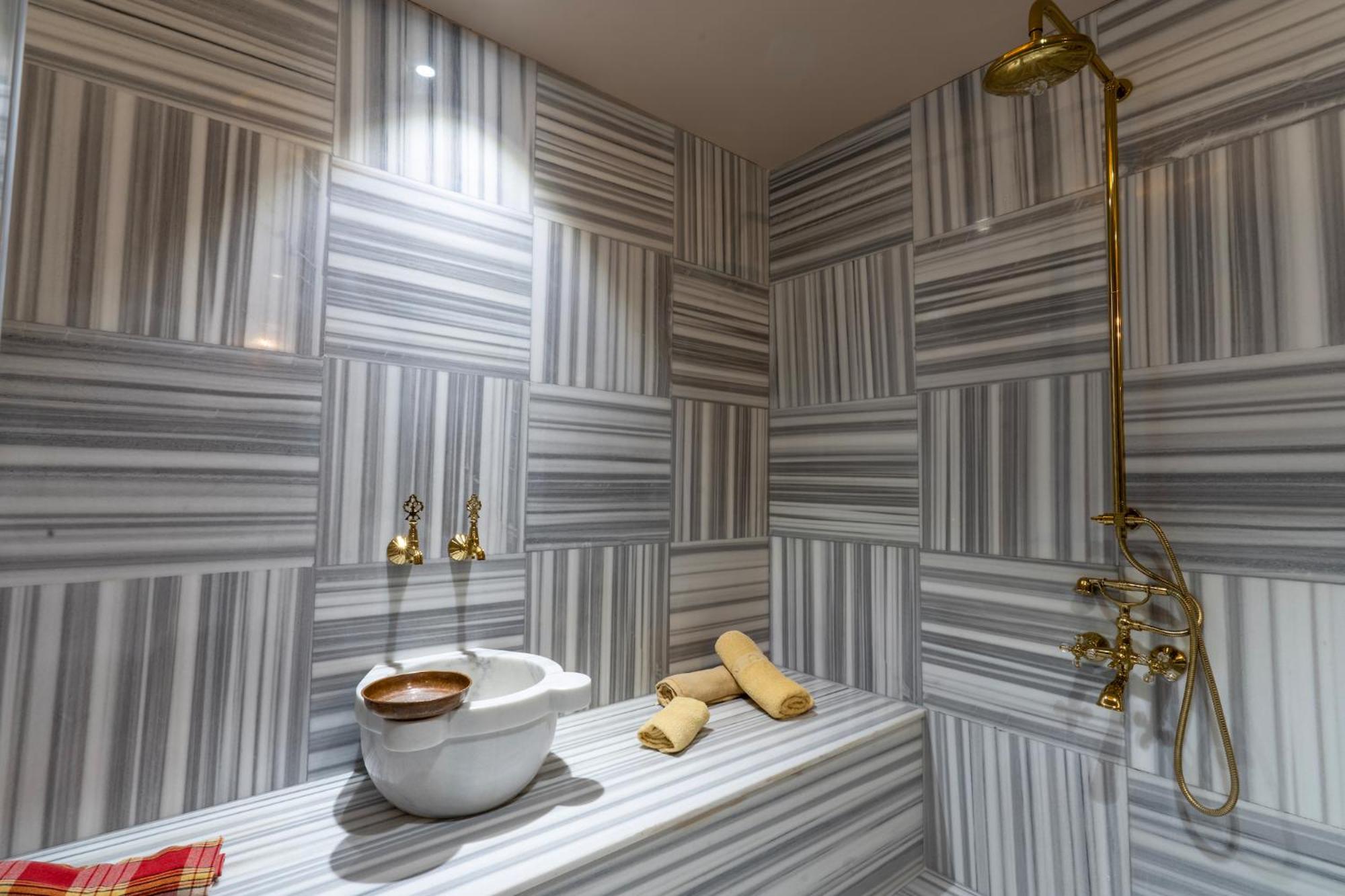 Presidential King Suite photo 3