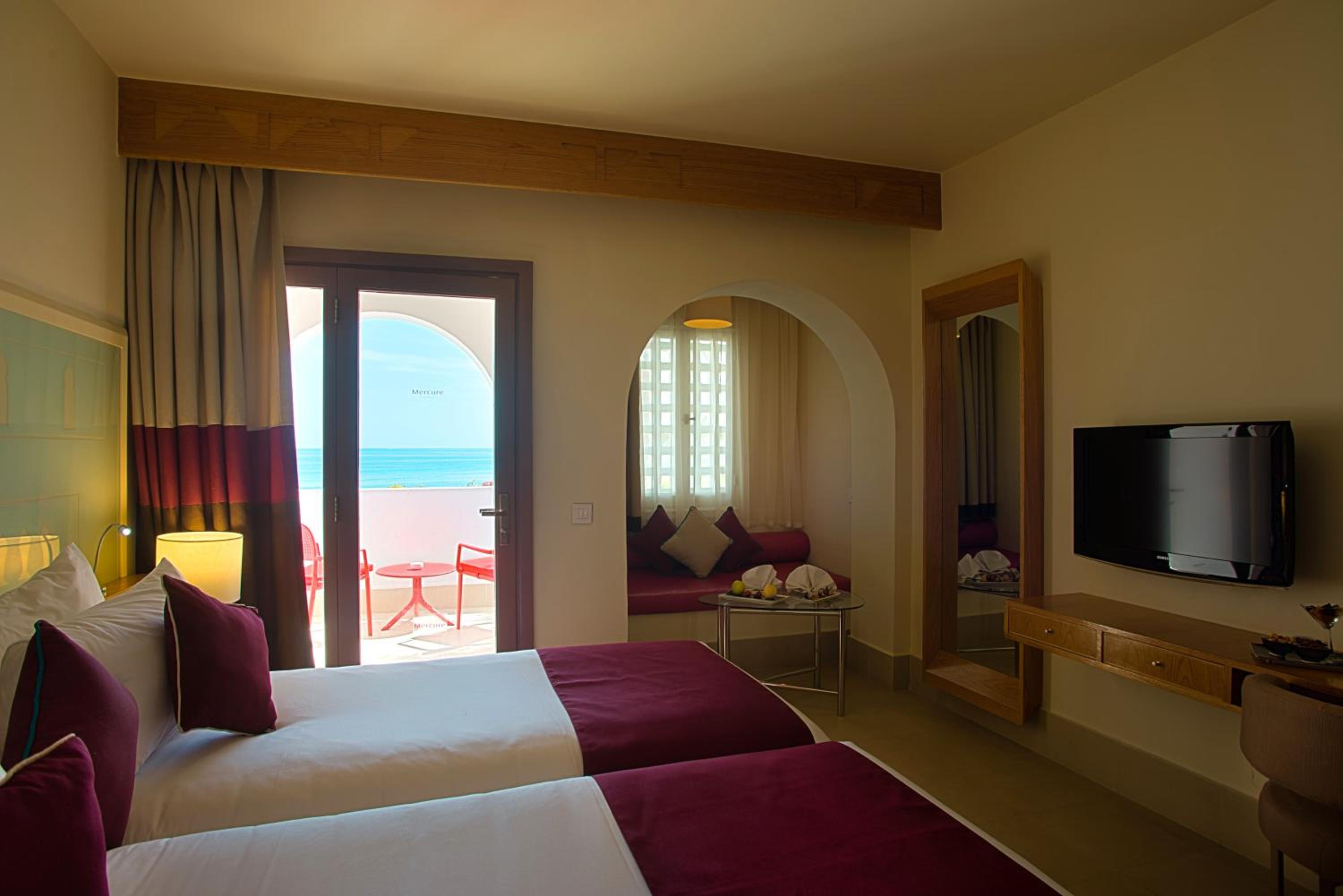 Standard Twin Room with Sea View - Photo 4