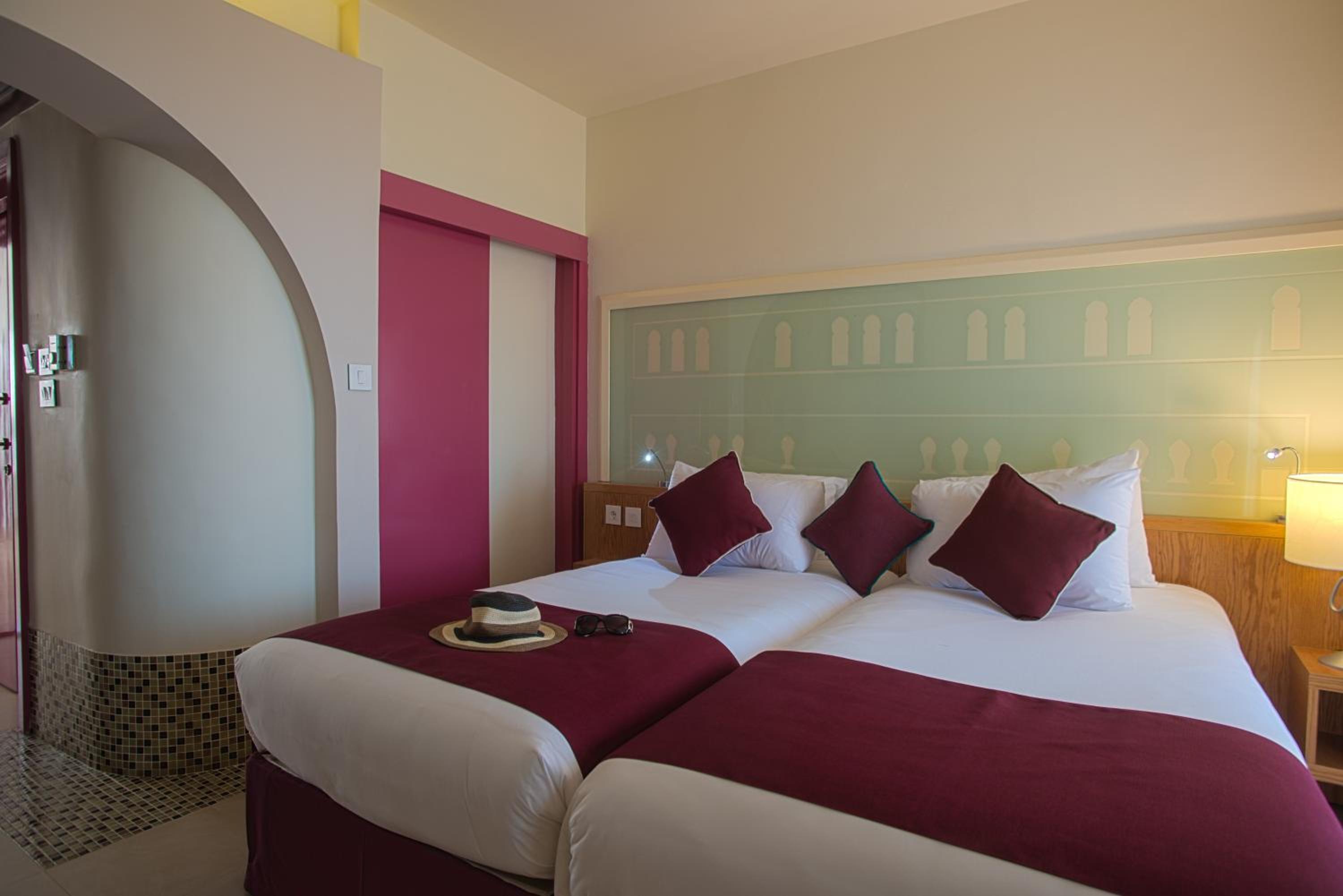 Standard Twin Room - Photo 4