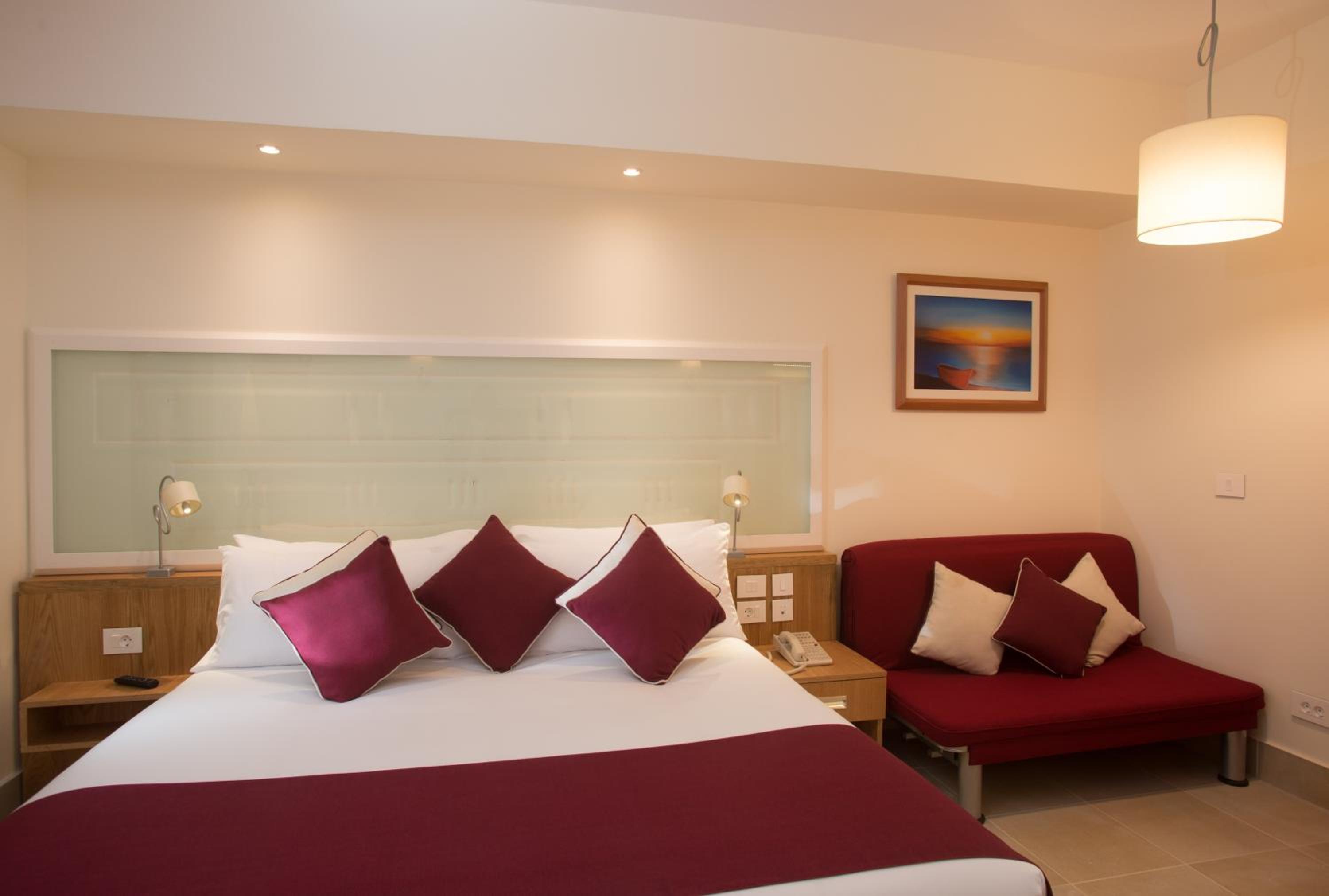 Superior Double Room with Pool View - Photo 5