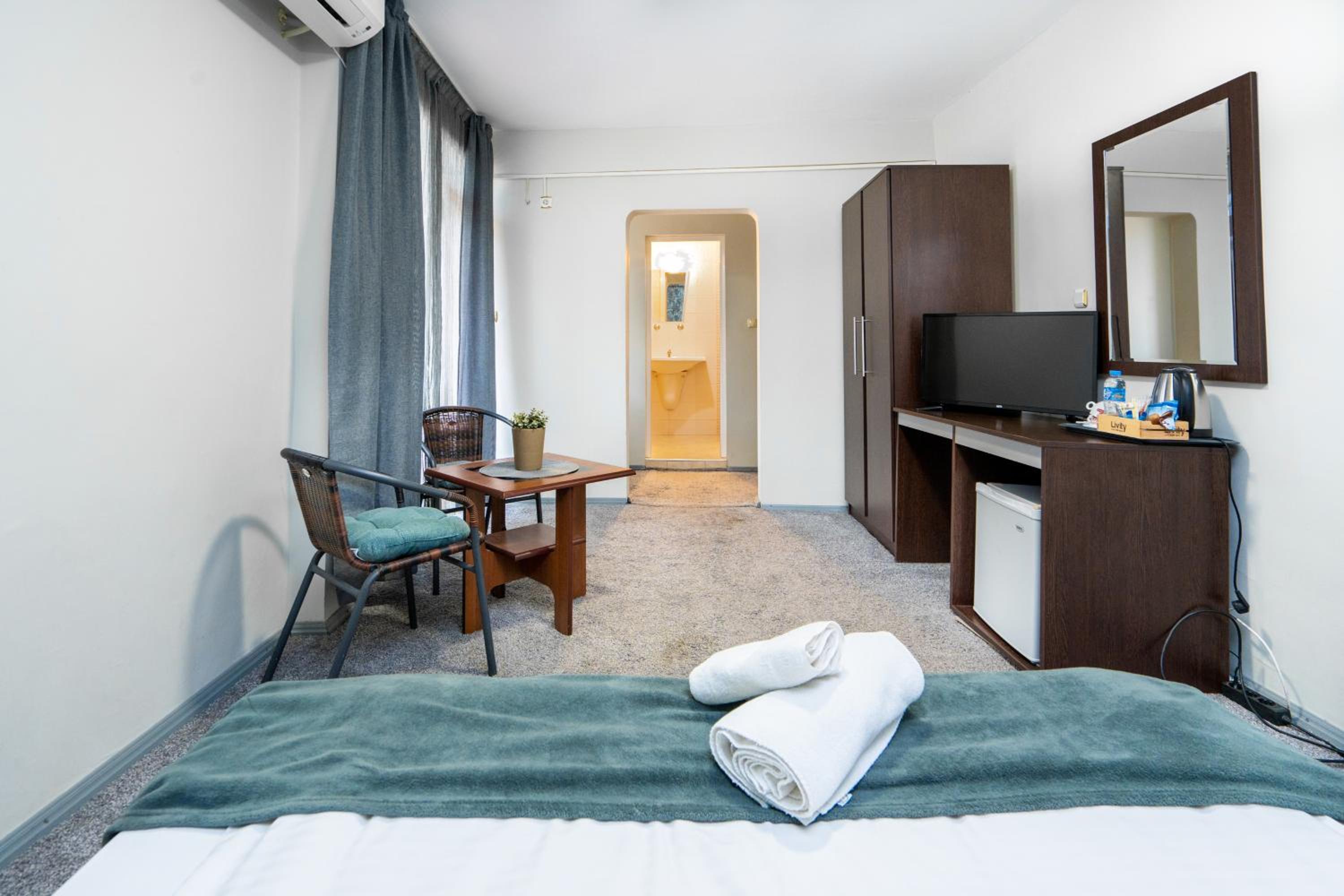 Standard Queen Room