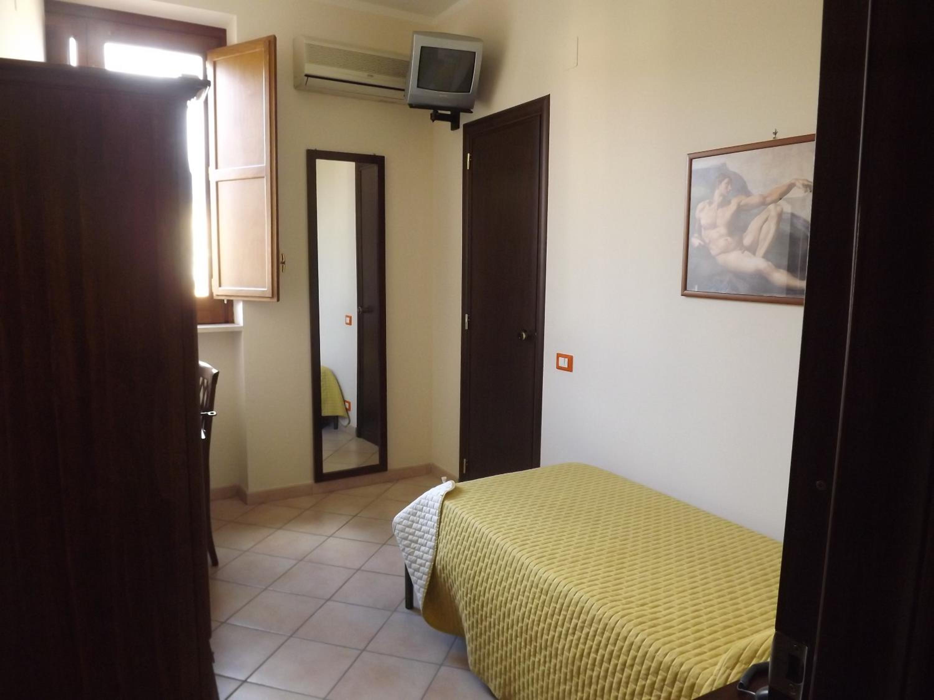 Twin Room - Photo 2