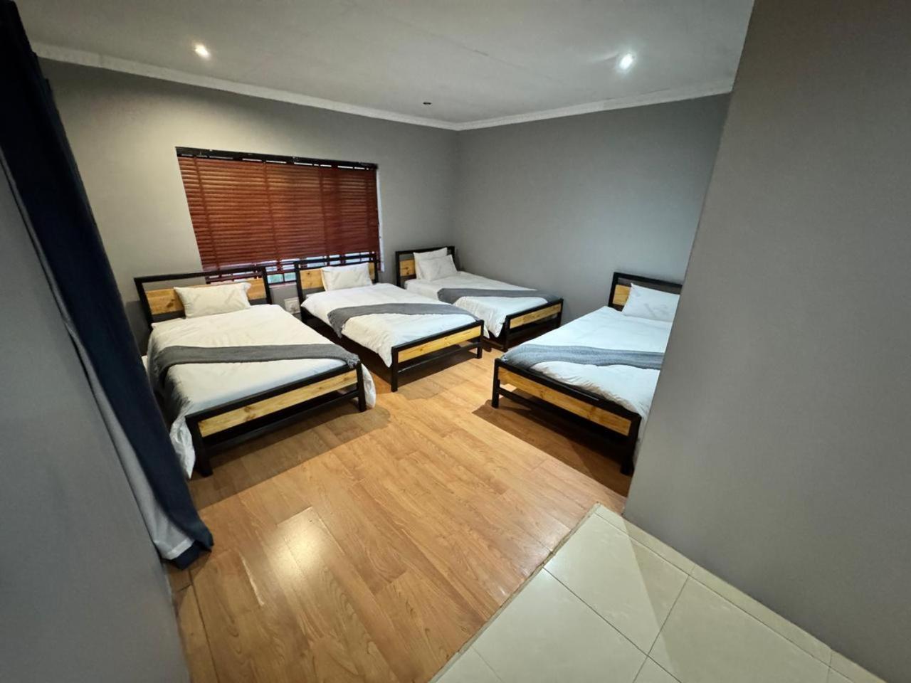 Six-Bedroom House photo 3