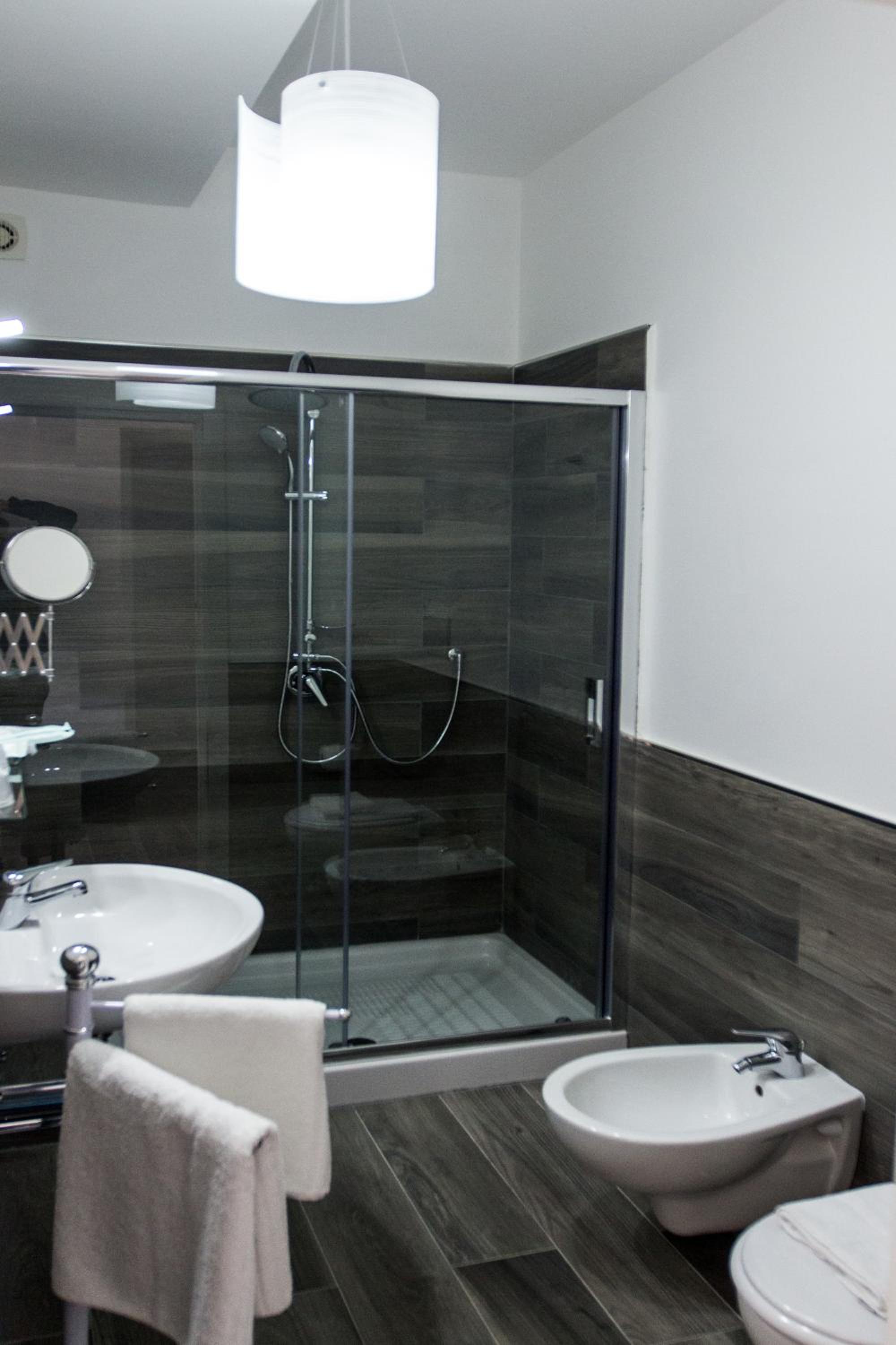 Double Room with Balcony and Sea View - Photo 10