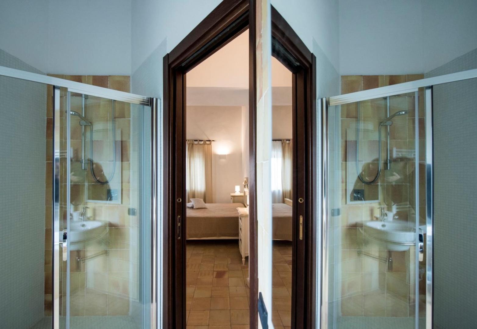 Queen Room with Pool View photo 3