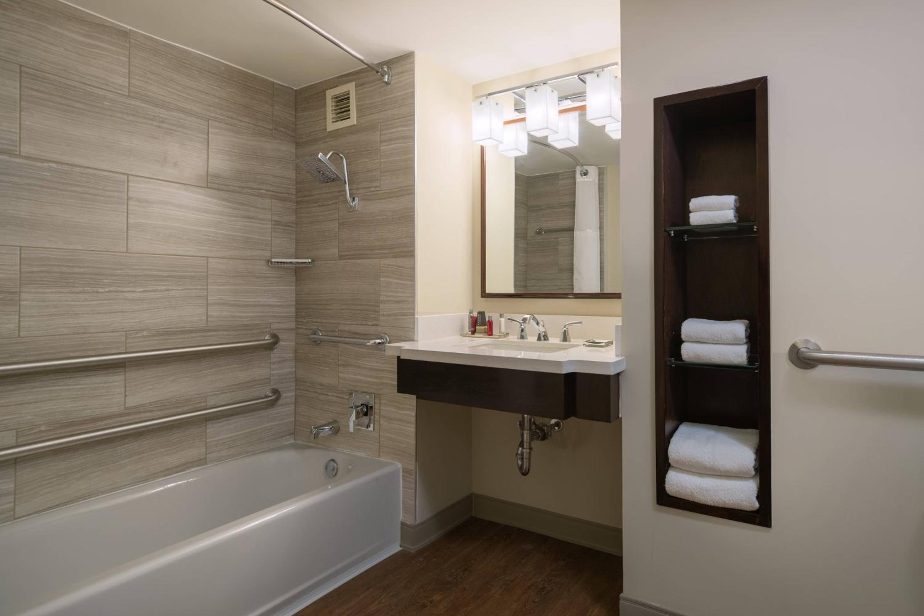 King Room with Adapted Tub - Mobility Accessible/Club Lounge Access - Photo 7