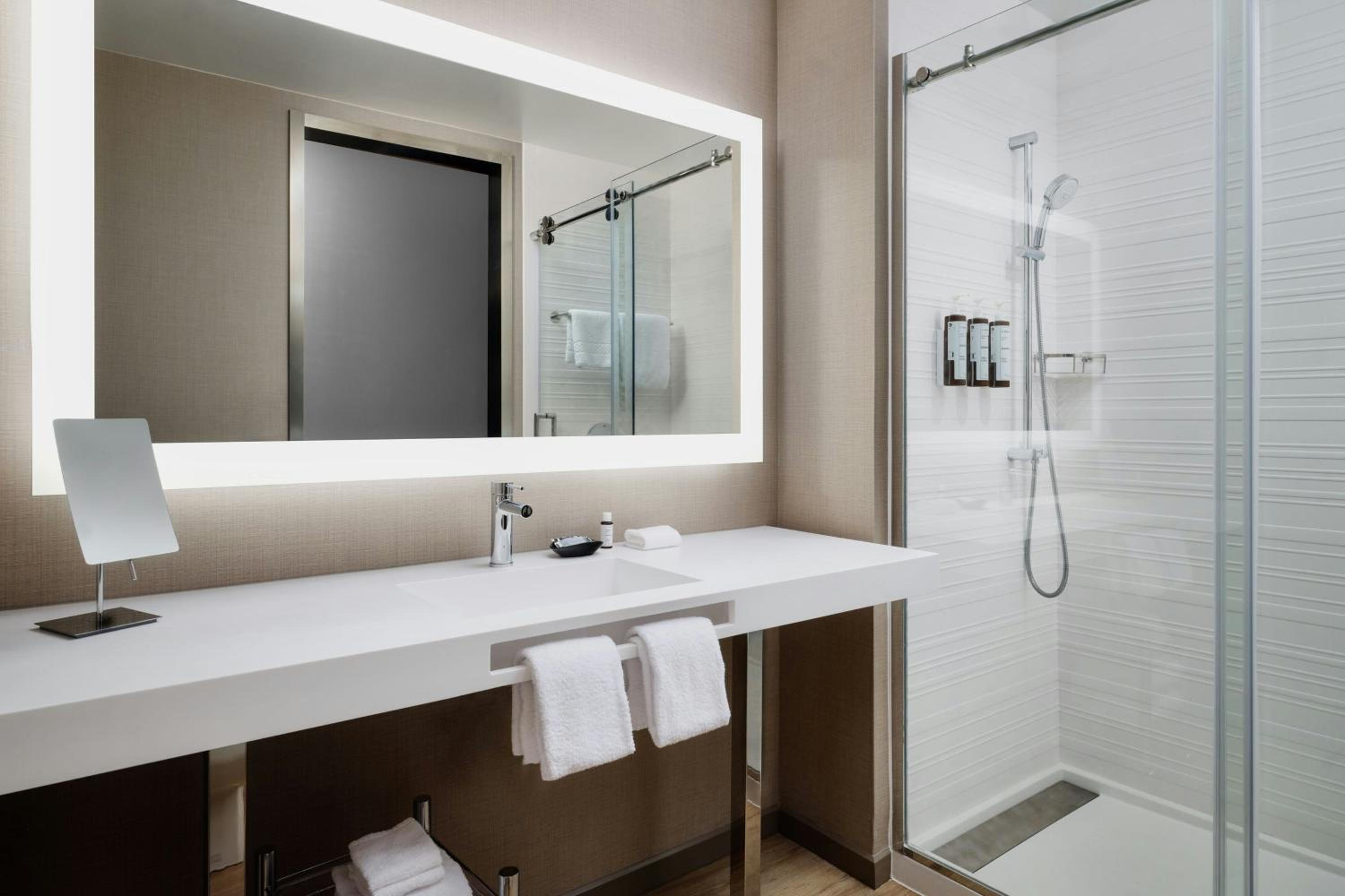King Room with Tub - Mobility Accessible - Photo 5